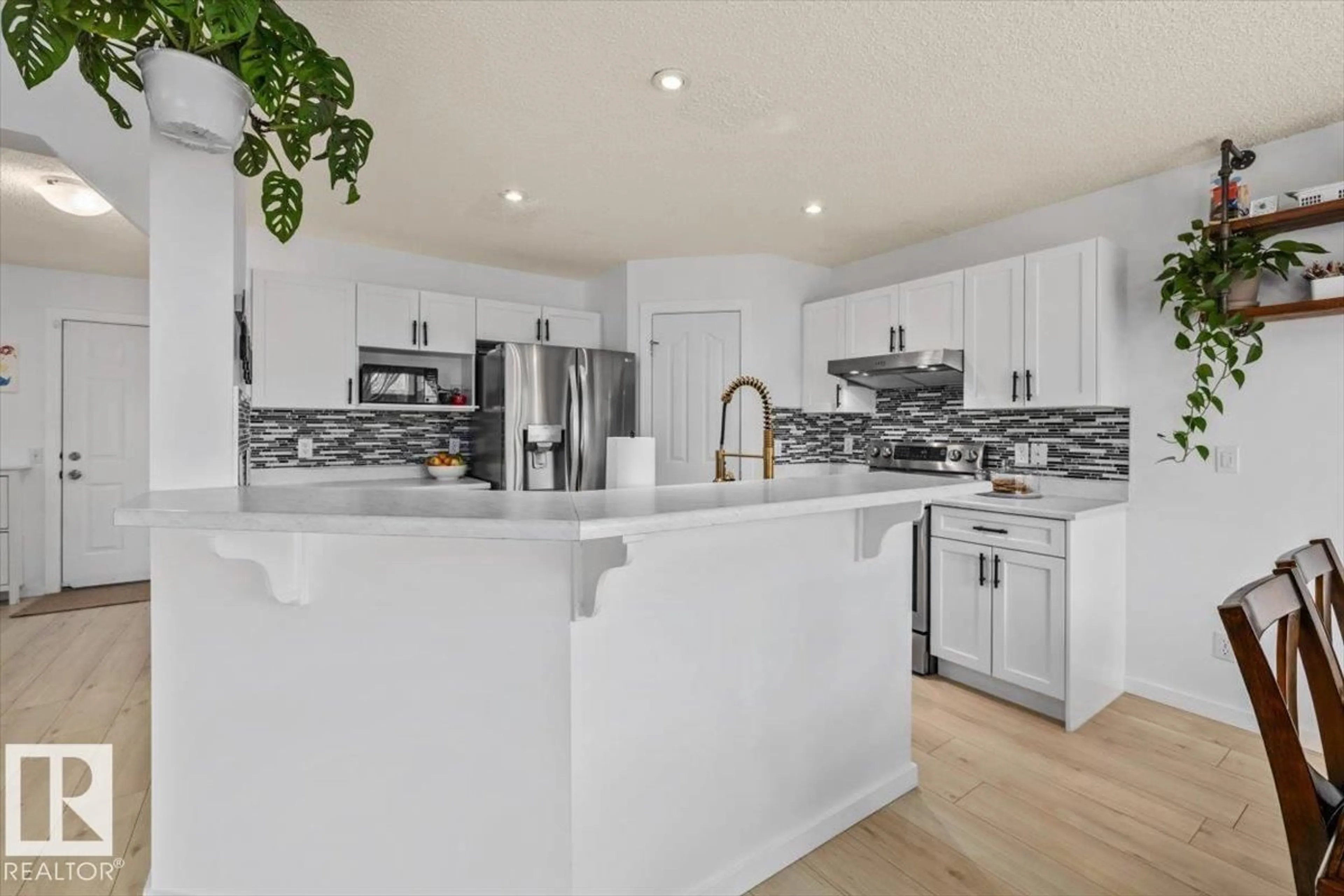 Open concept kitchen, ceramic/tile floor for 19040 47 AV, Edmonton Alberta T6M2V6