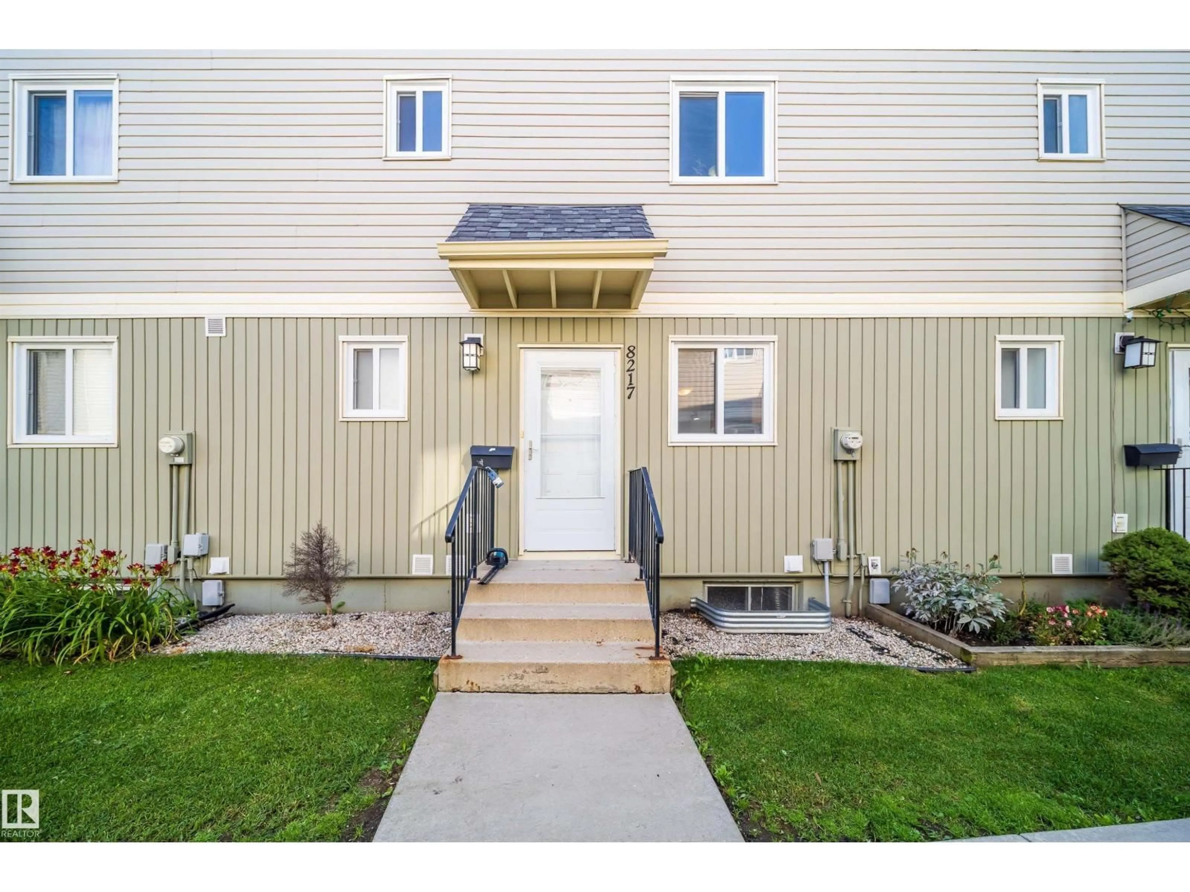 Indoor entryway for 8217 182 ST, Edmonton Alberta T5T1L2