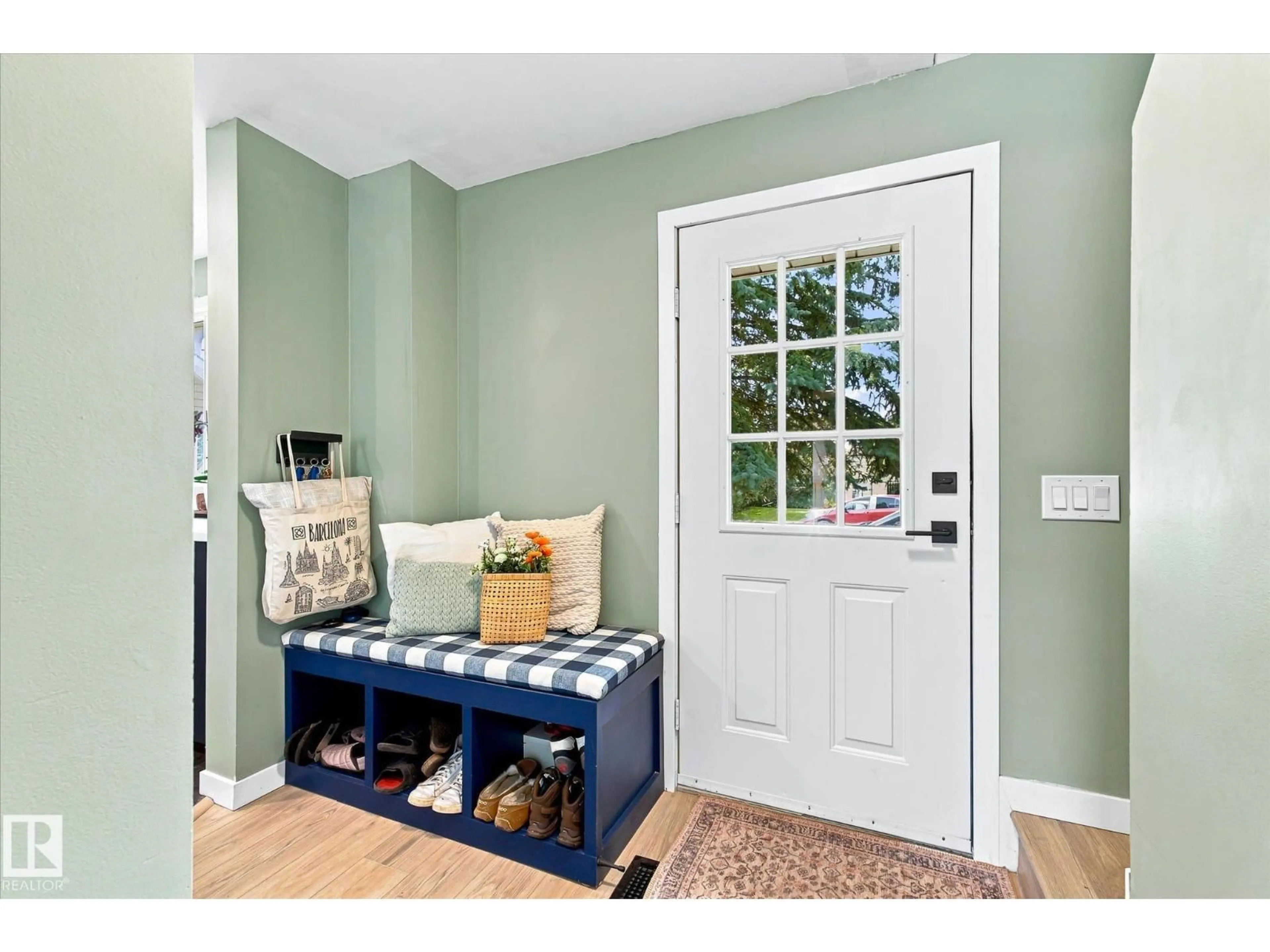 Indoor entryway for 51 BIRCH DR, Gibbons Alberta T0A1N0