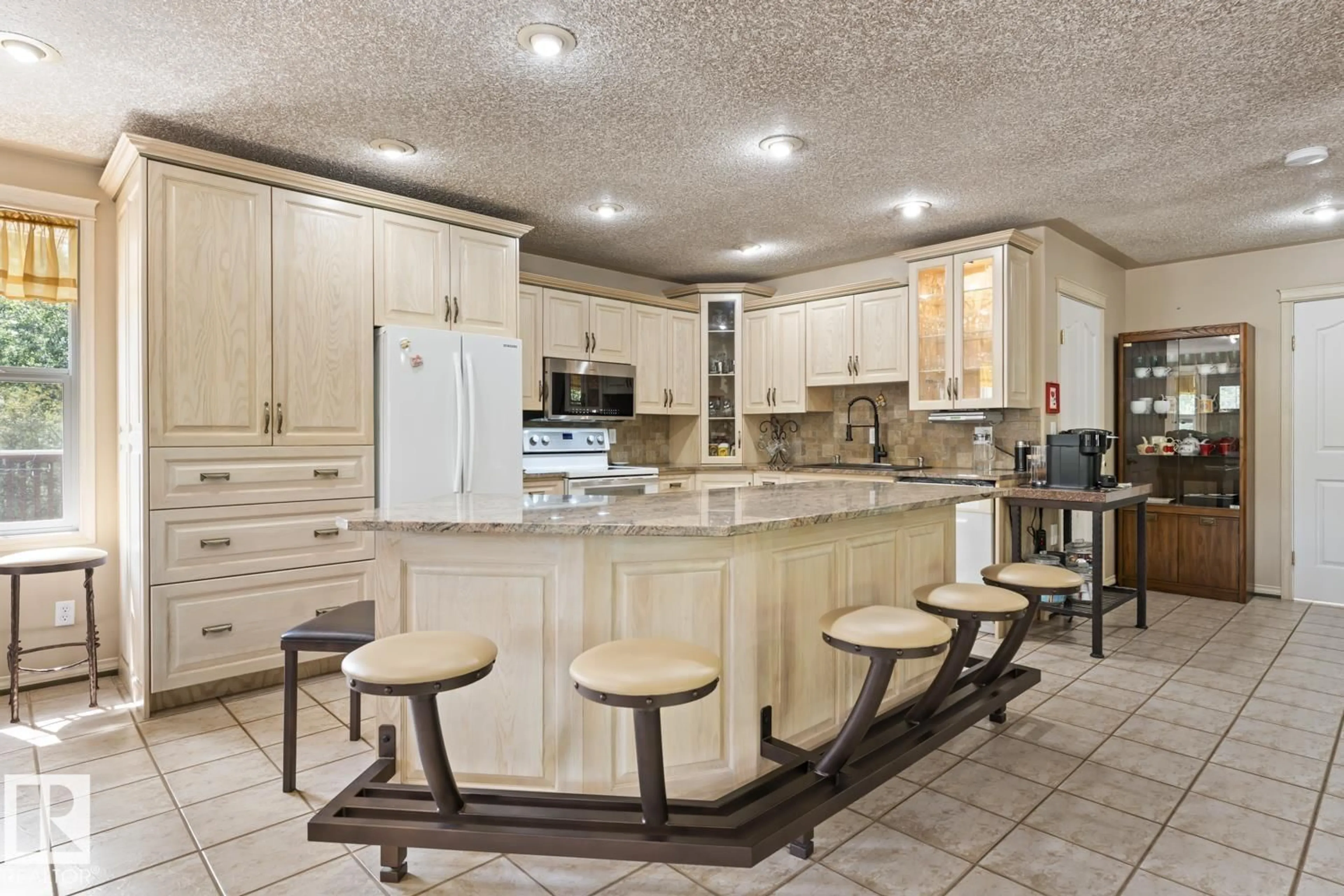 Open concept kitchen, ceramic/tile floor for 47409 660 HI, Rural Bonnyville M.D. Alberta T9N2J9
