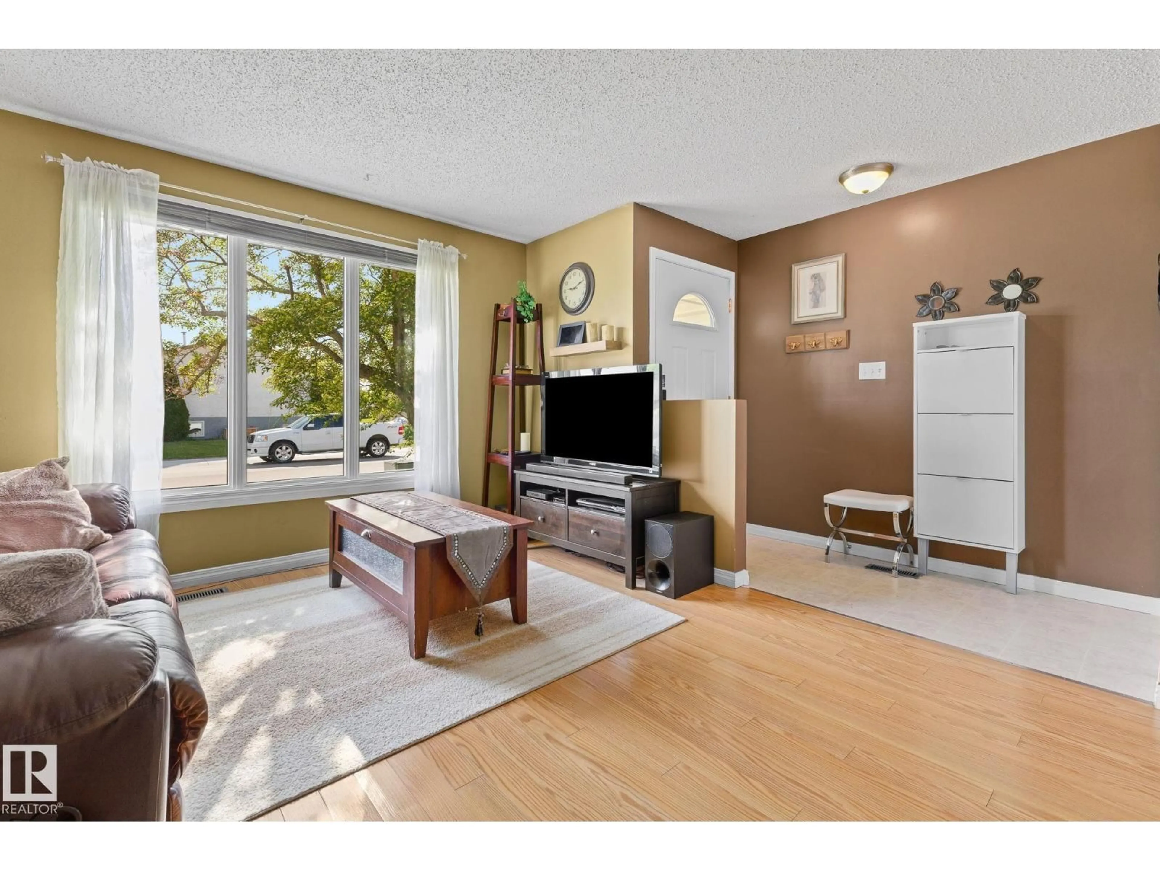 Living room with furniture, wood/laminate floor for NW - 17132 103 ST, Edmonton Alberta T5X4Z4