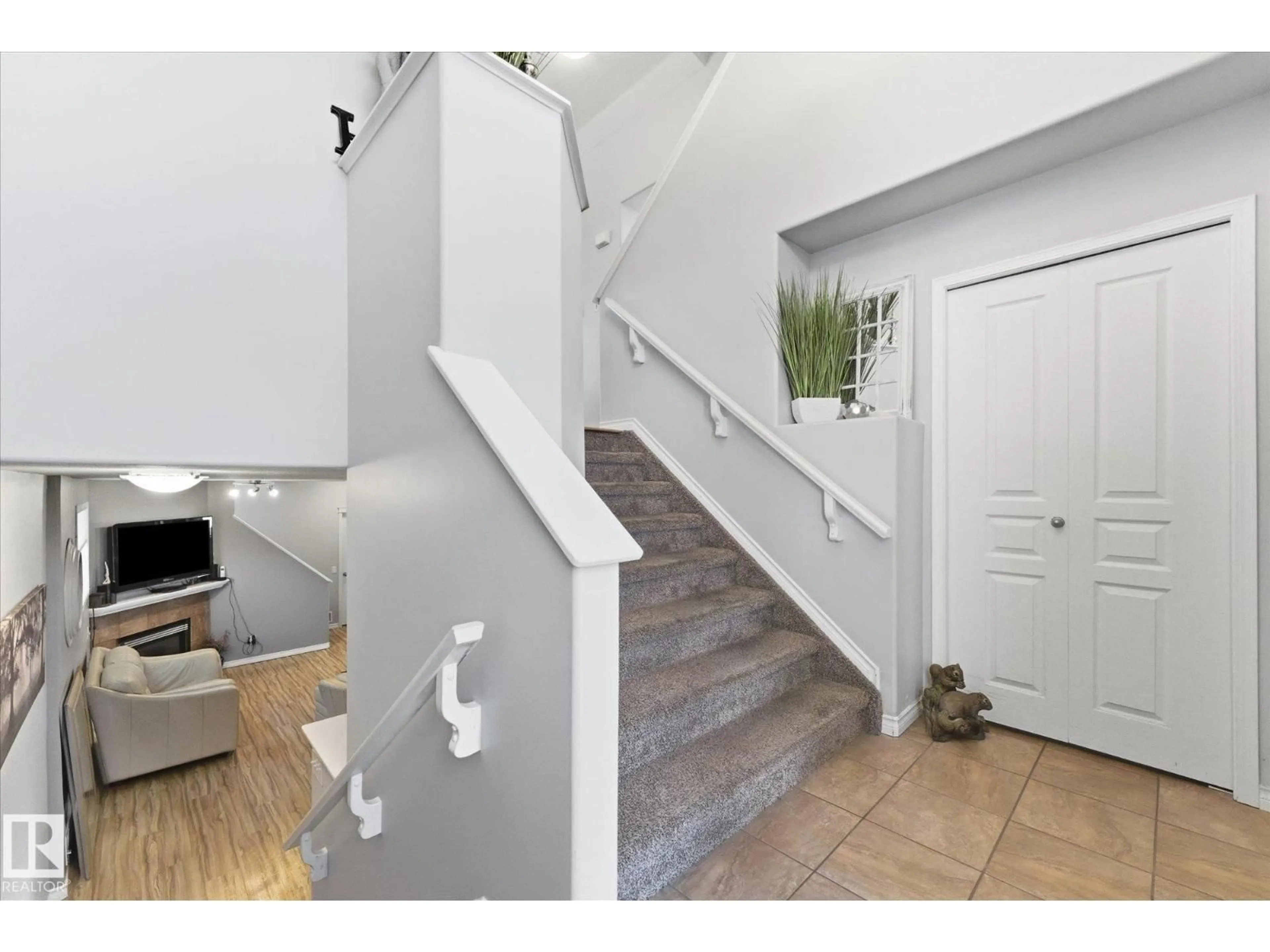 Indoor entryway for NW - 16303 37 ST, Edmonton Alberta T5Y0H9