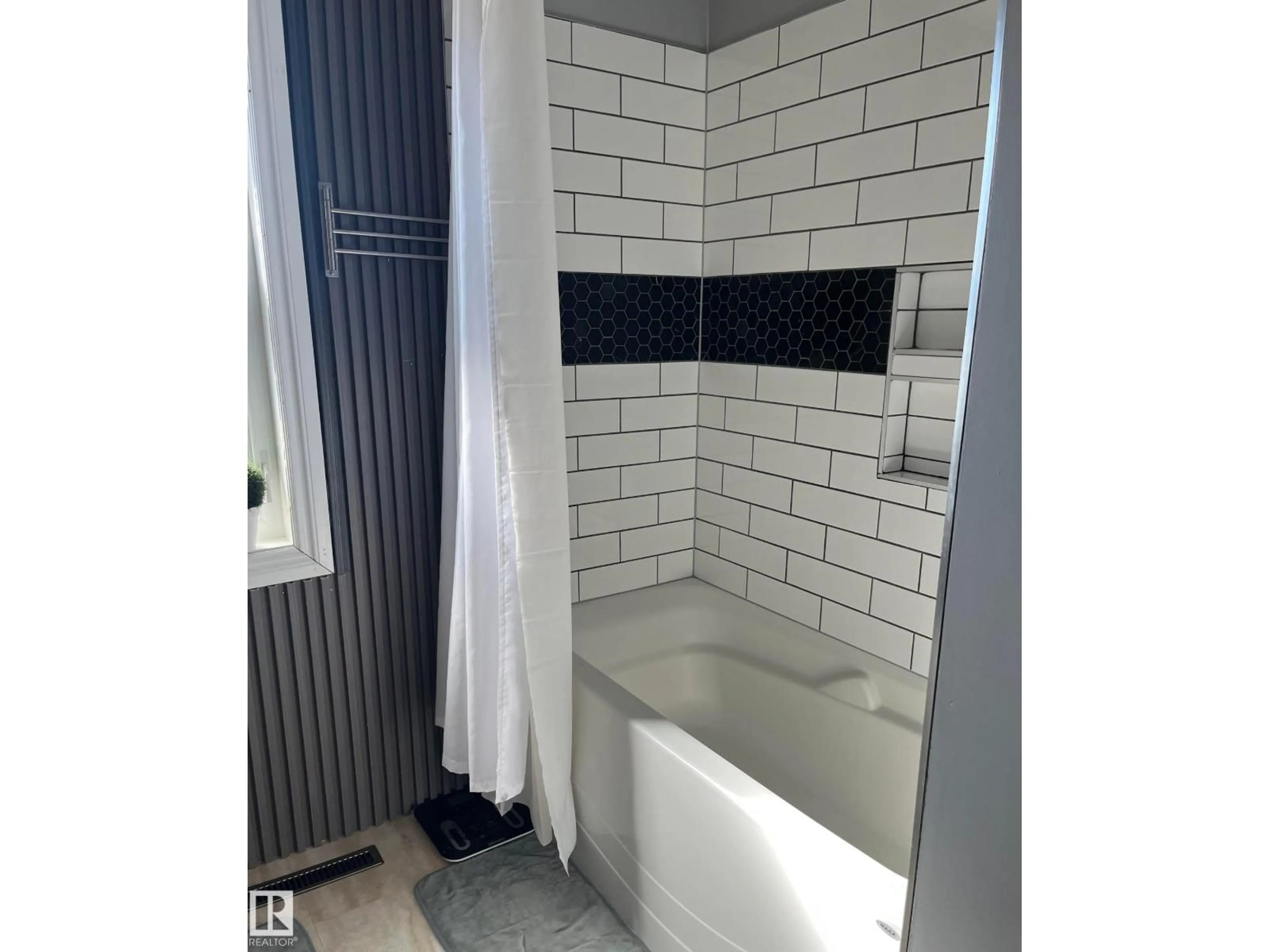 Standard bathroom, ceramic/tile floor for 5027 49 AVE, Vilna Alberta T0A3L0