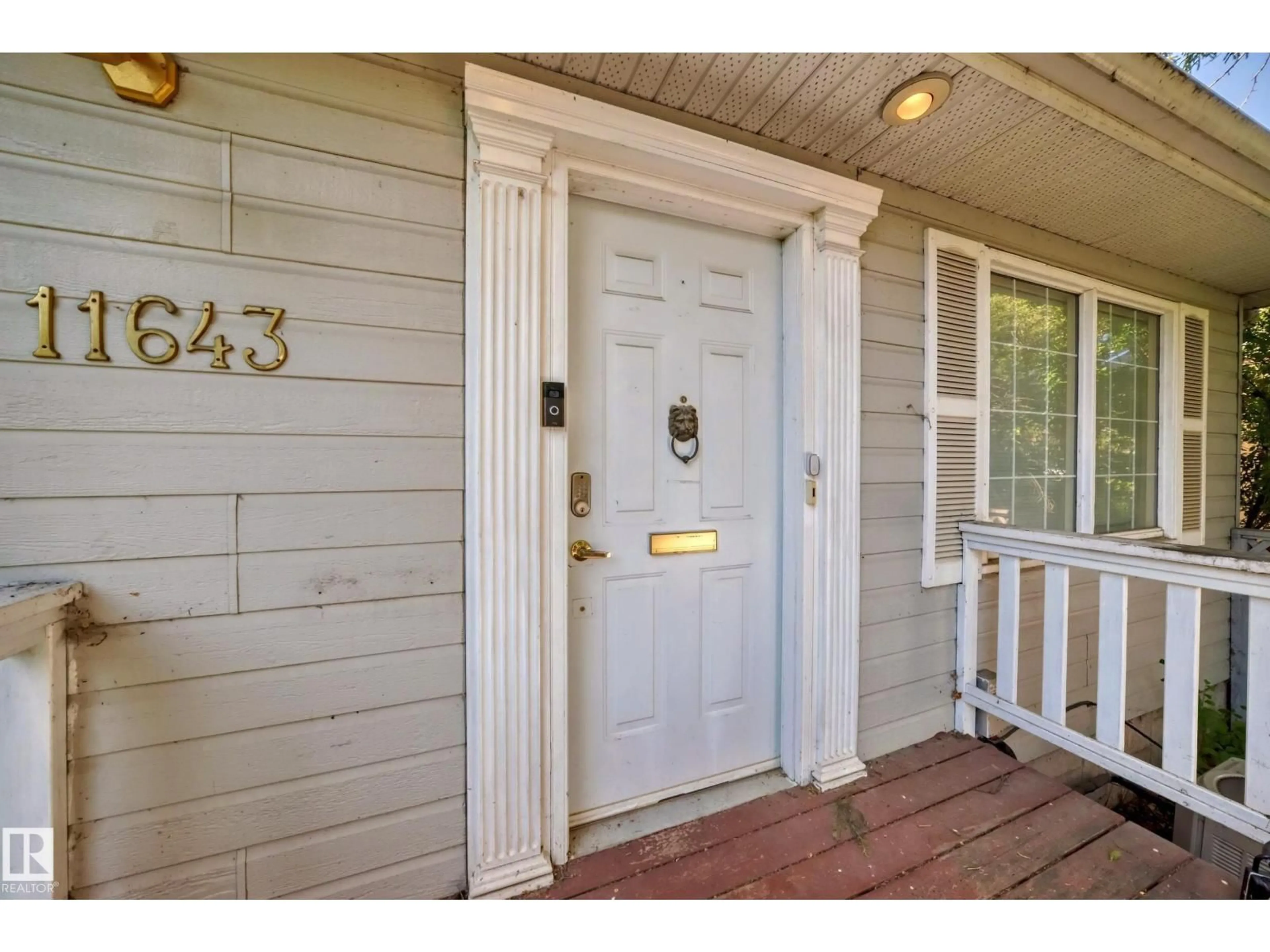 Indoor entryway for 11643 76 AV, Edmonton Alberta T6G0K9