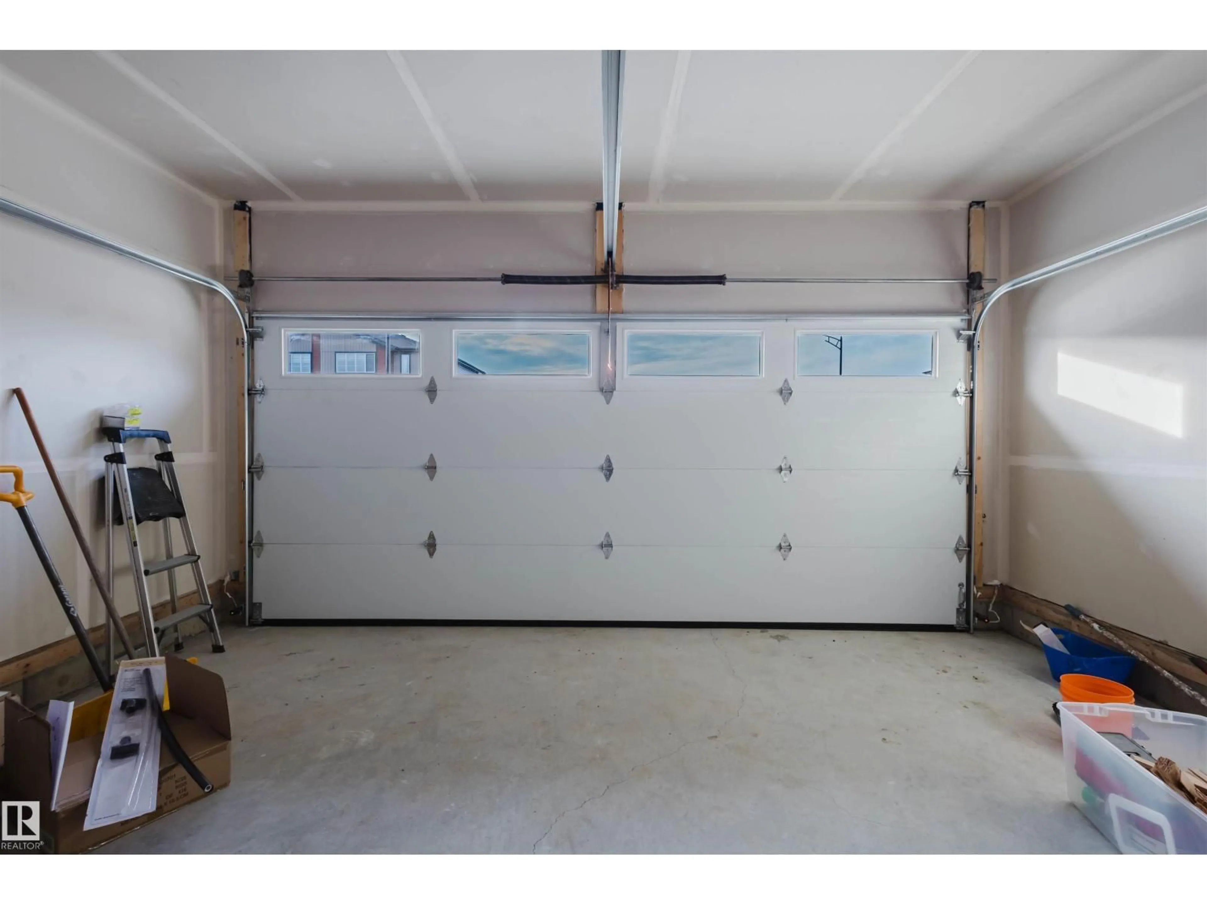 Indoor garage for 8249 KIRIAK LO SW, Edmonton Alberta T6W5S2