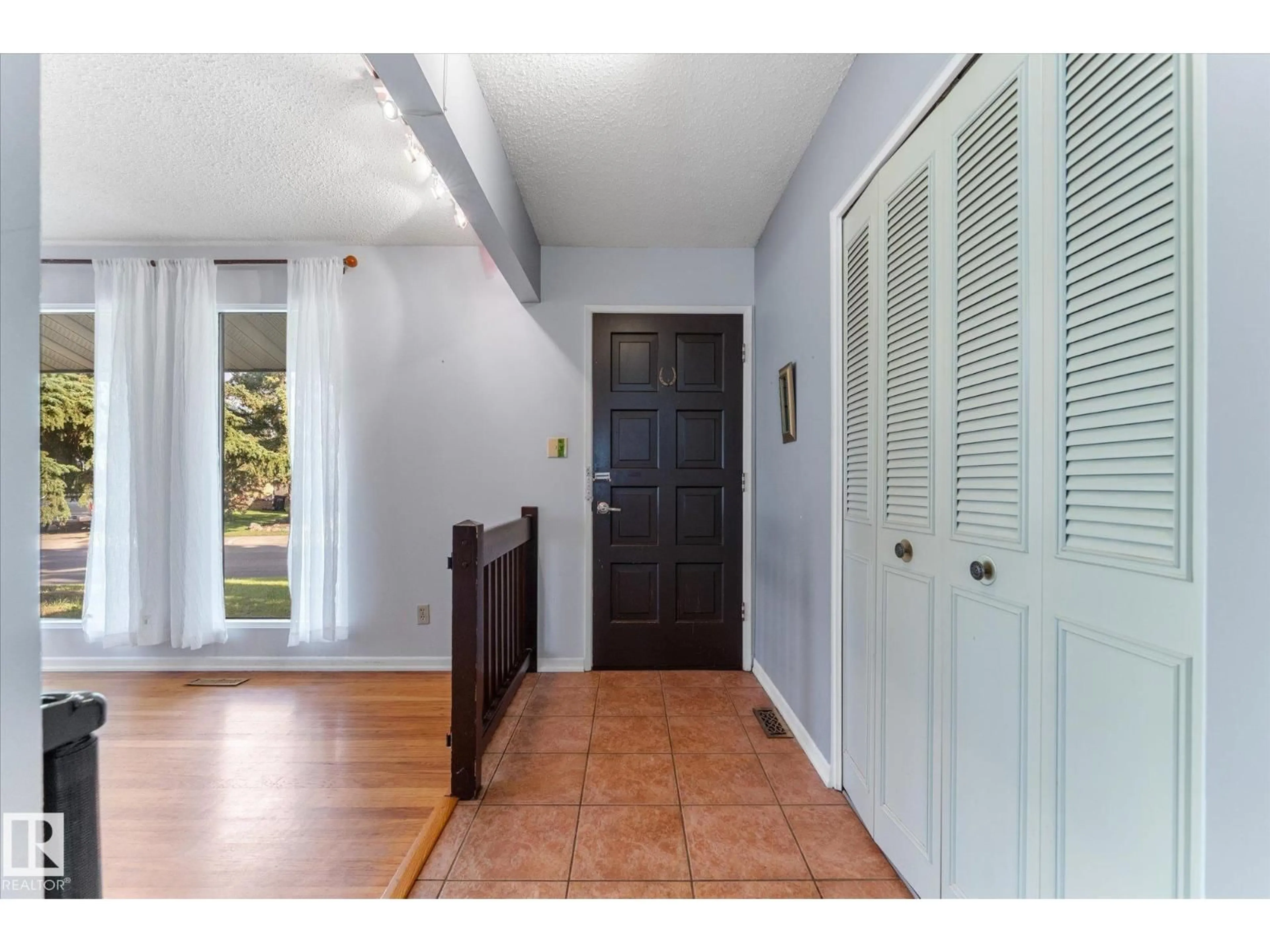 Indoor entryway for 1036 82 ST, Edmonton Alberta T6K1X6