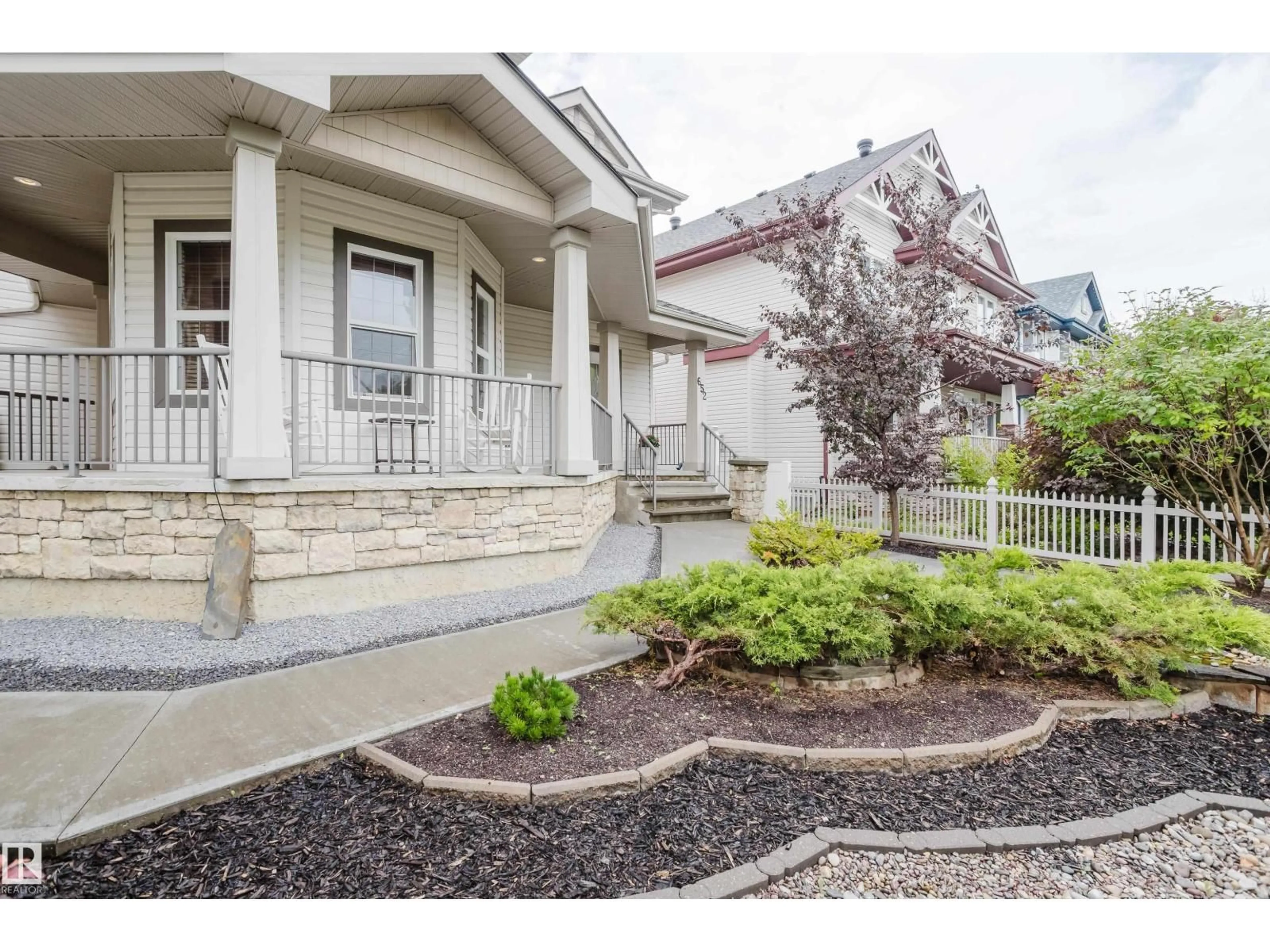 Home with vinyl exterior material, street for 652 CRIMSON DR, Sherwood Park Alberta T8H0B1