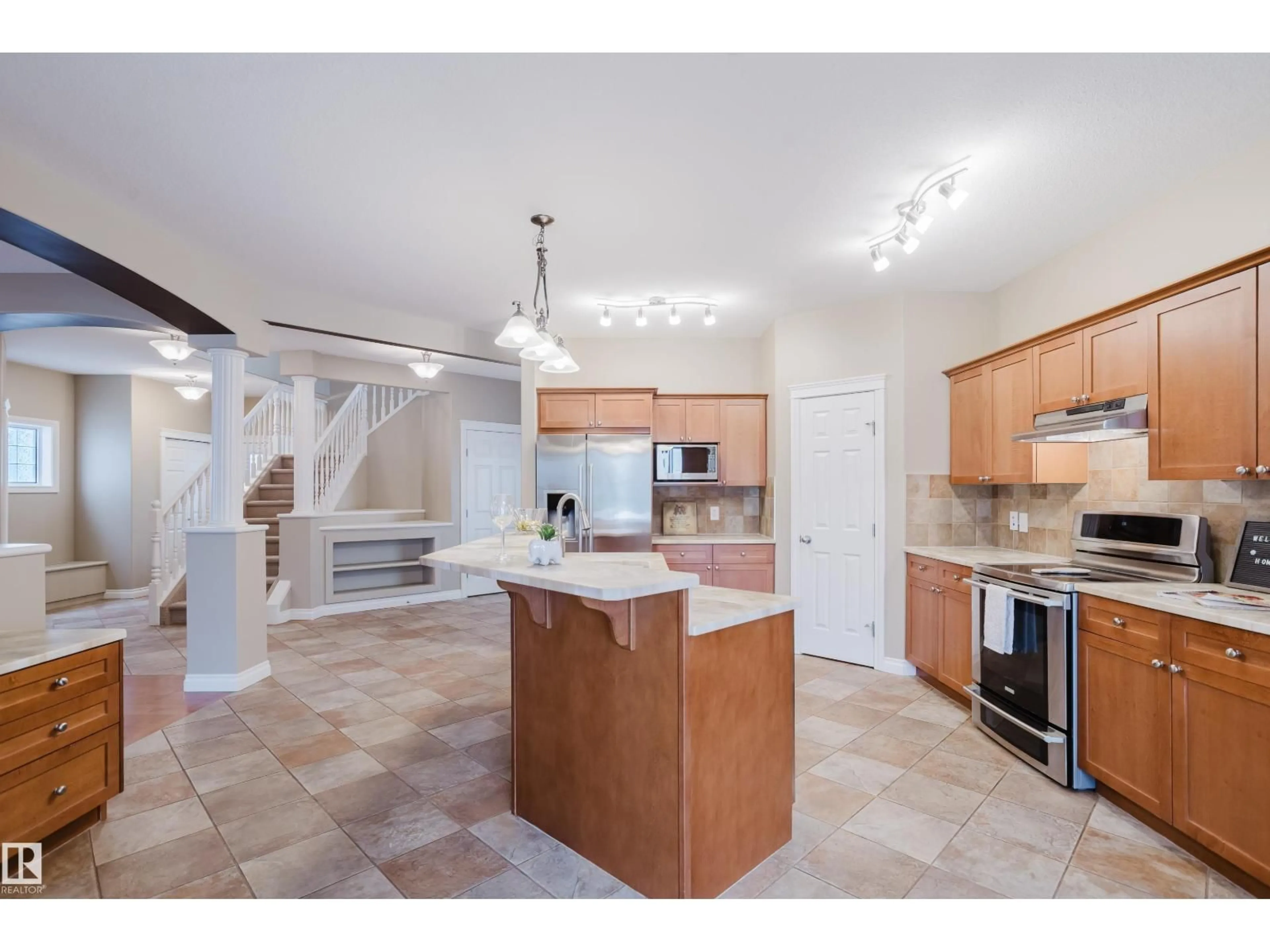 Open concept kitchen, ceramic/tile floor for 652 CRIMSON DR, Sherwood Park Alberta T8H0B1