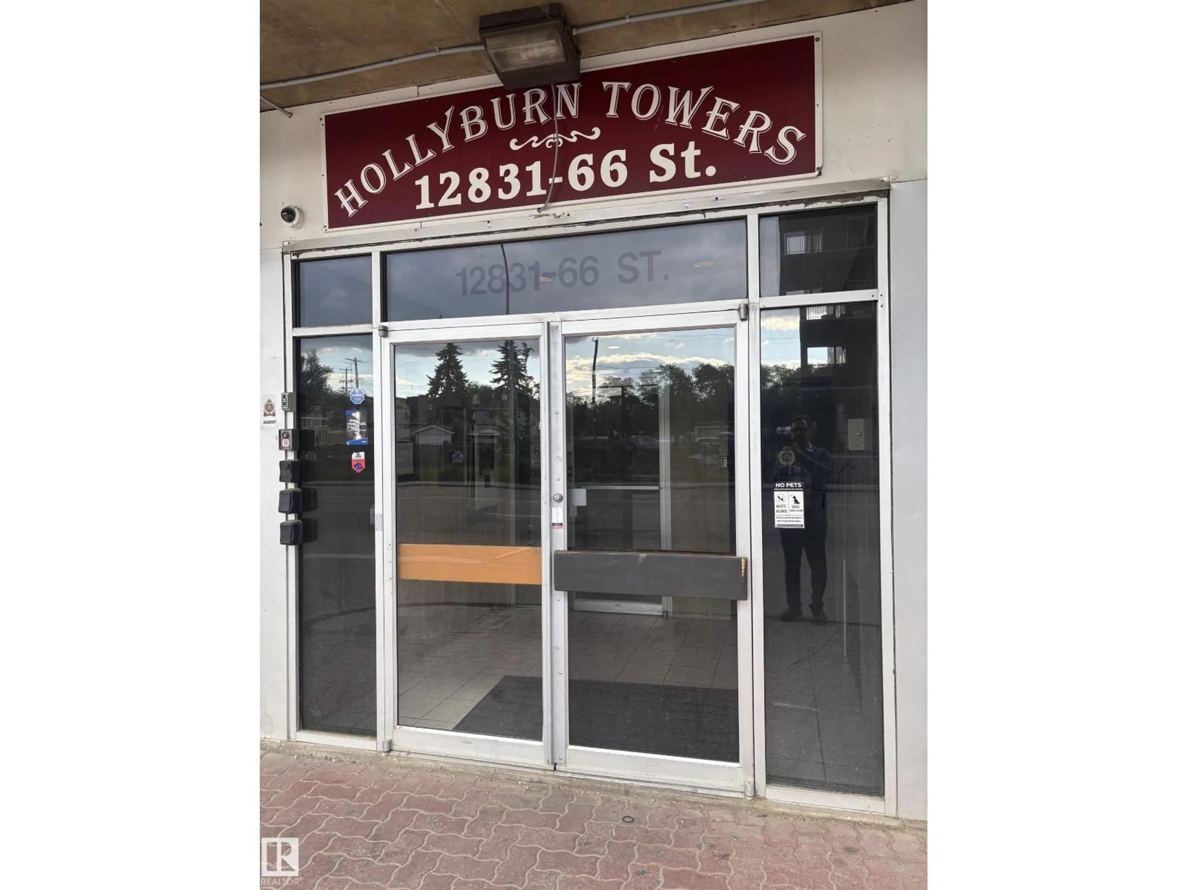 Indoor foyer for #203 - 12831 66 ST, Edmonton Alberta T5C0A4