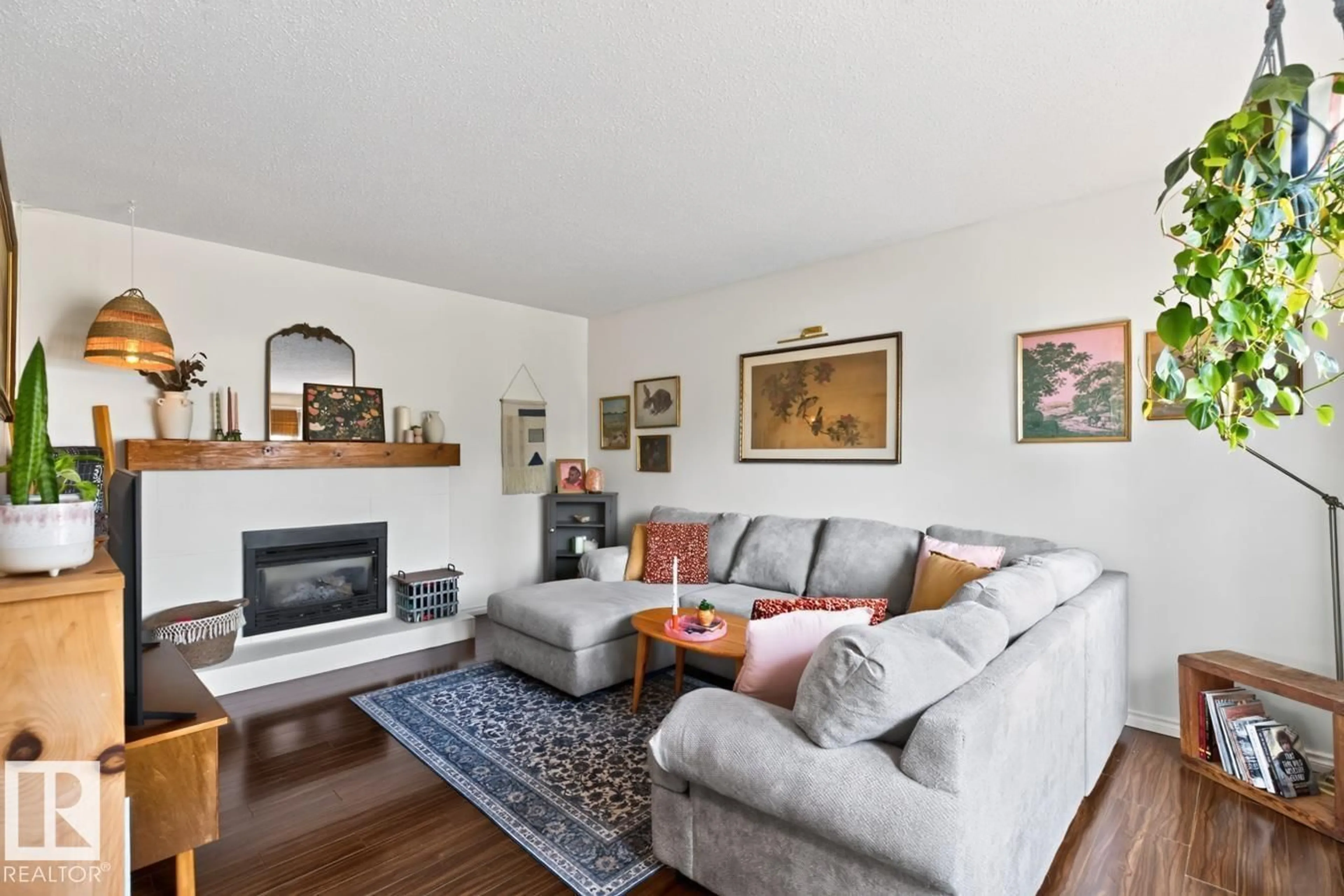 Living room with furniture, wood/laminate floor for 392 LEE RIDGE RD, Edmonton Alberta T6K0N7
