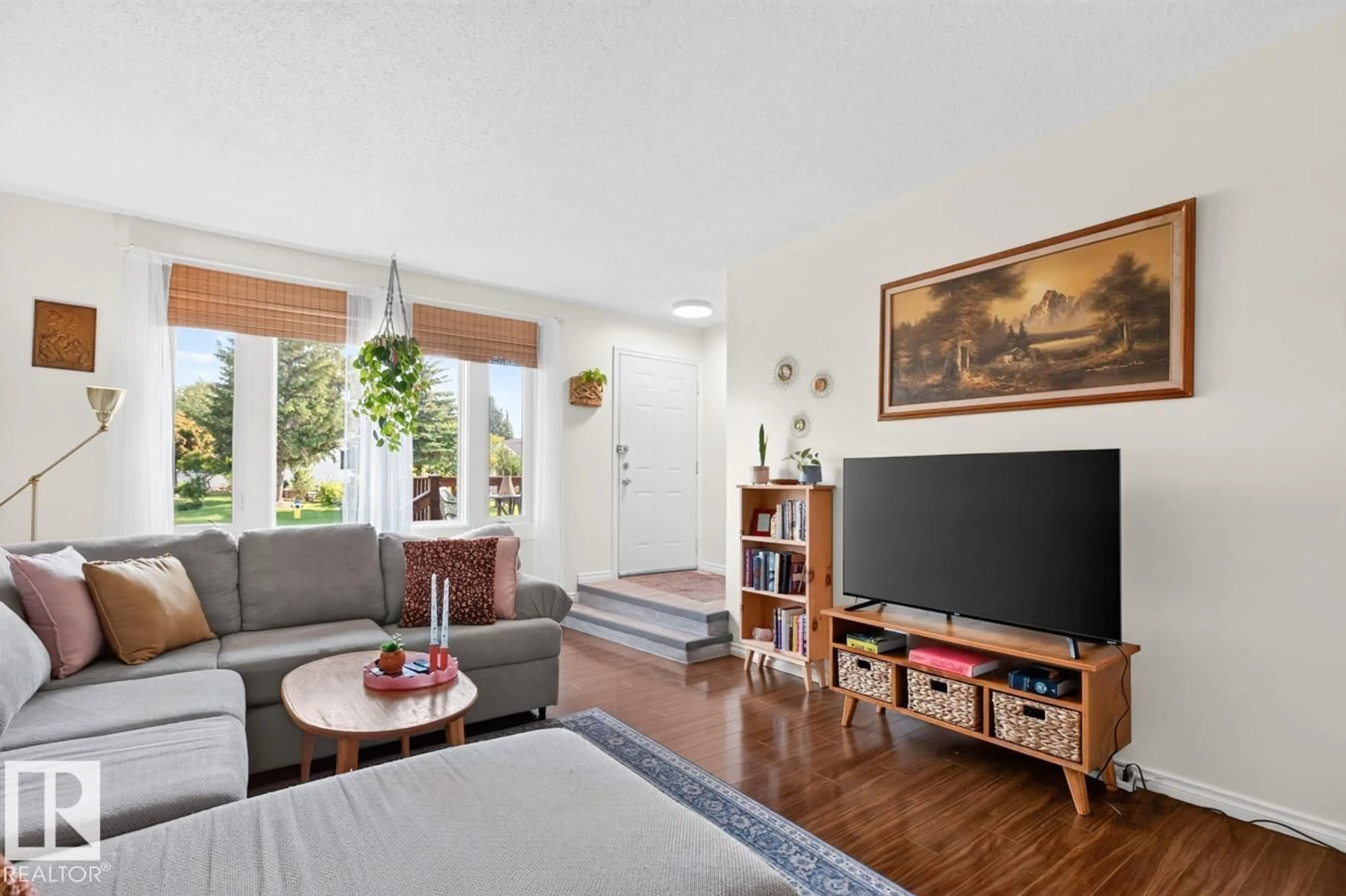 Living room with furniture, unknown for 392 LEE RIDGE RD, Edmonton Alberta T6K0N7