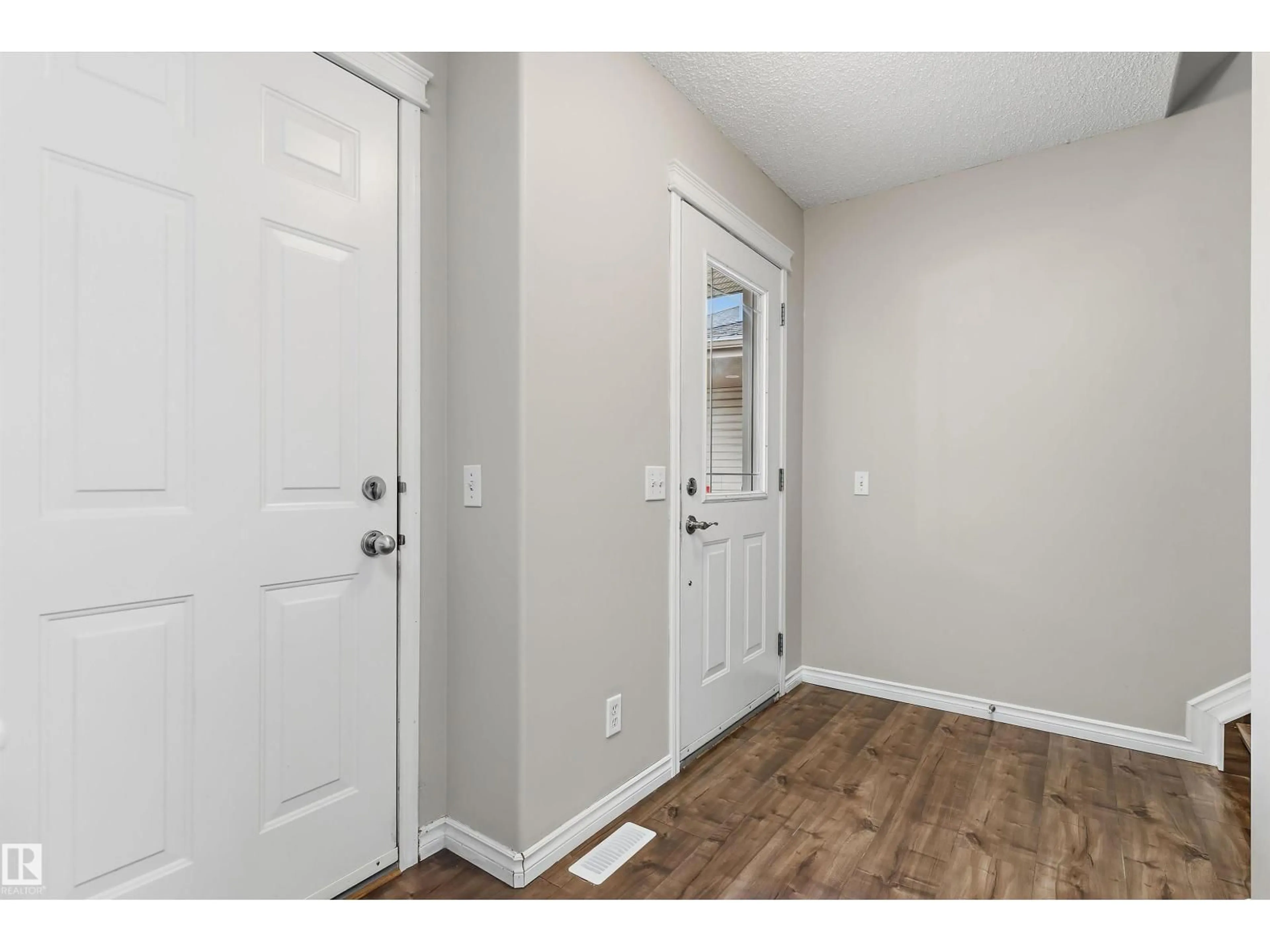 Indoor entryway for SW - 7847 7 AV, Edmonton Alberta T6X1N3
