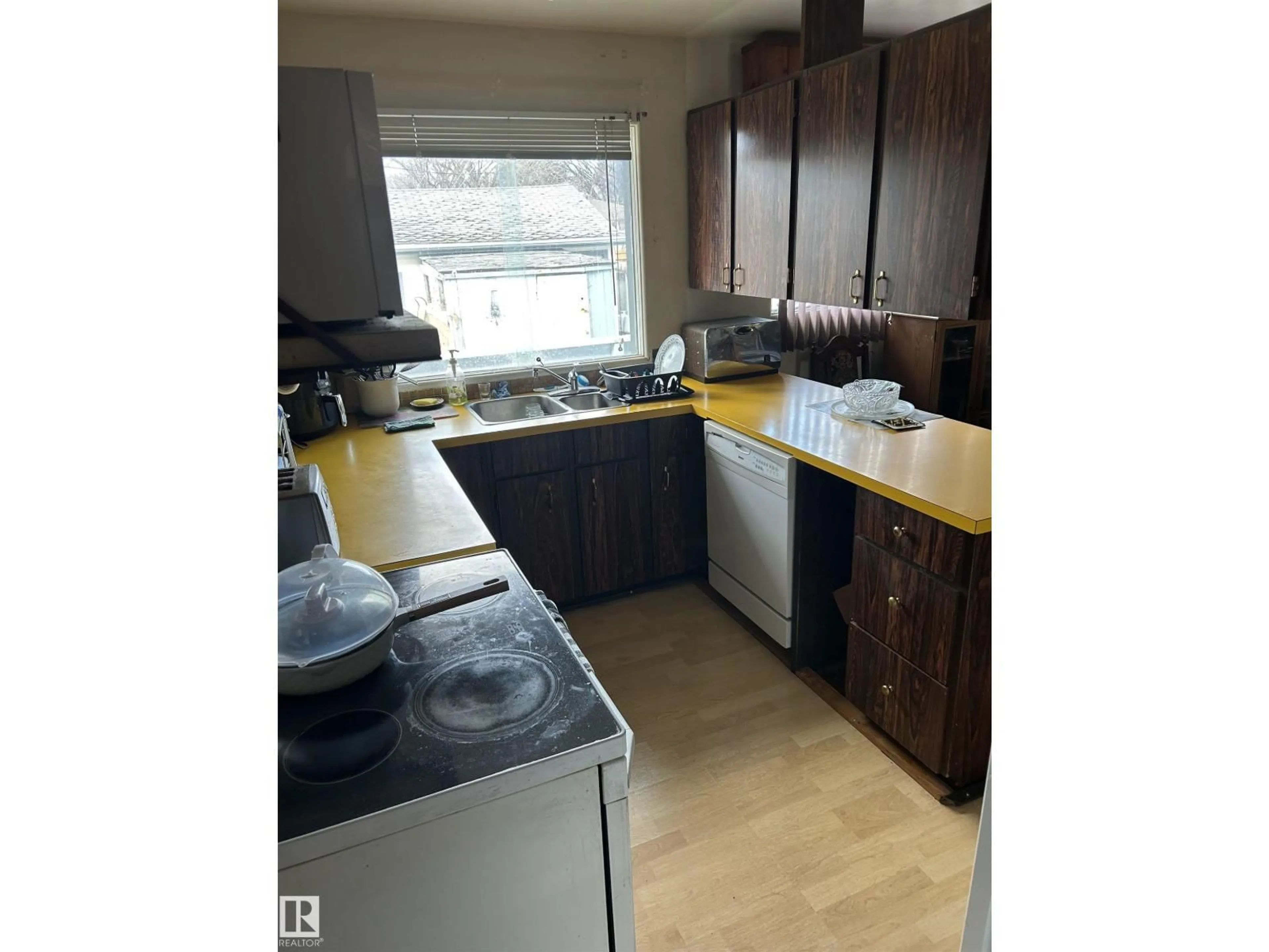 Standard kitchen, wood/laminate floor for NW - 9612 75A ST, Edmonton Alberta T6C2J3