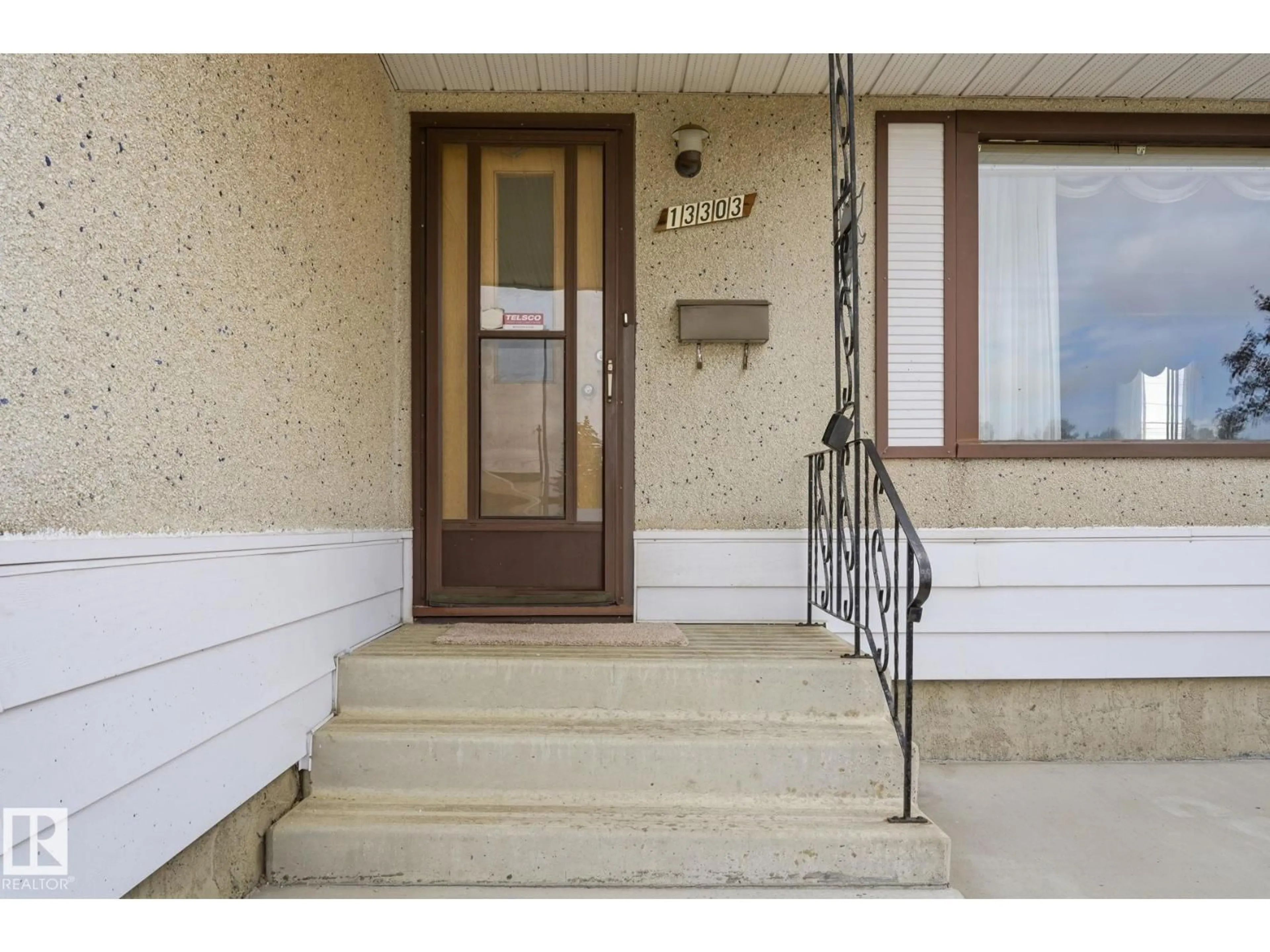 Indoor entryway for 13303 DELWOOD RD, Edmonton Alberta T5C3B5