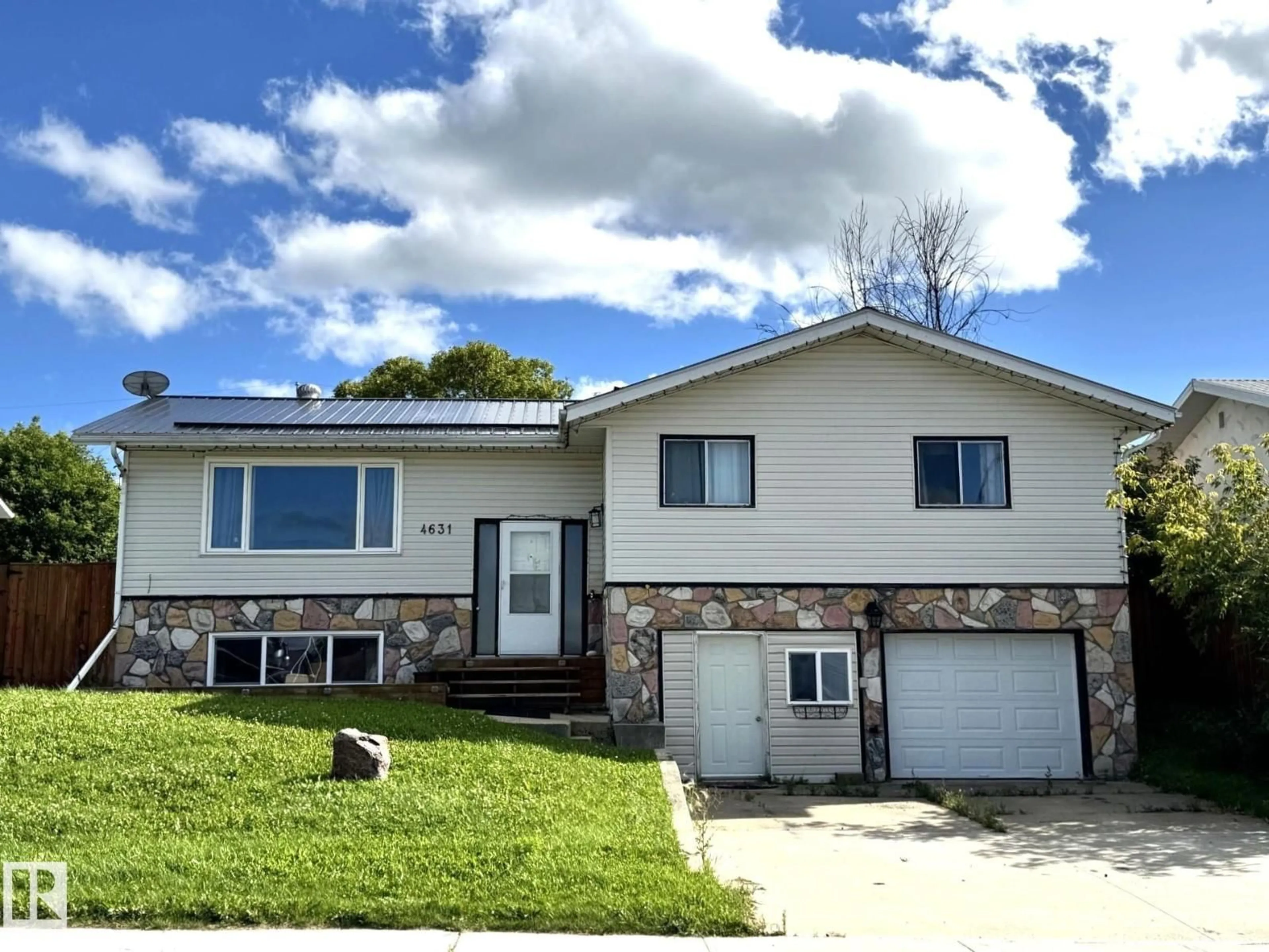 Home with vinyl exterior material, street for 4631 47 AV, Evansburg Alberta T0E0T0