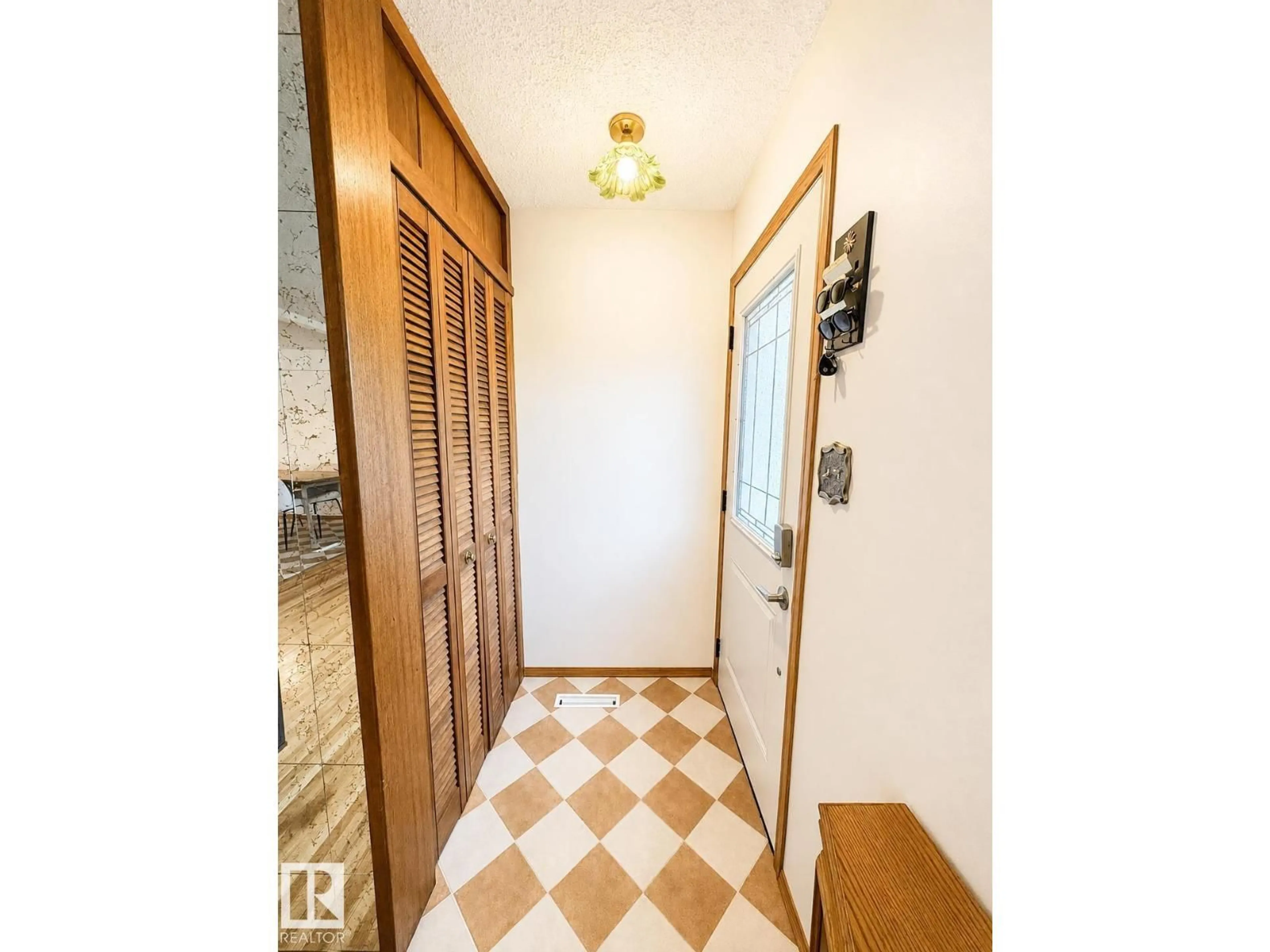 Indoor foyer for 9024 60 ST, Edmonton Alberta T6B1M8