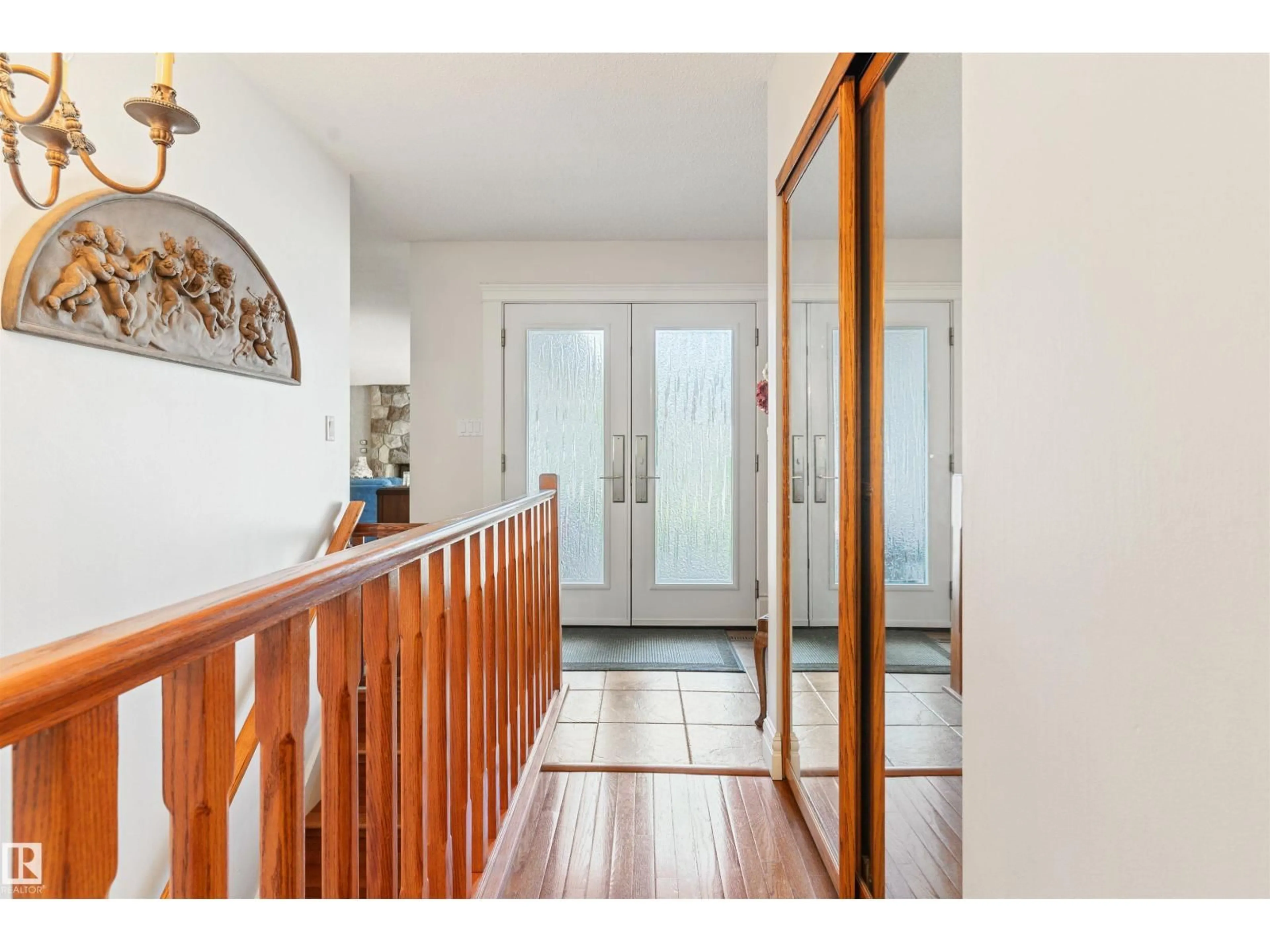 Indoor entryway for 7 QUESNELL CR, Edmonton Alberta T5R5N8