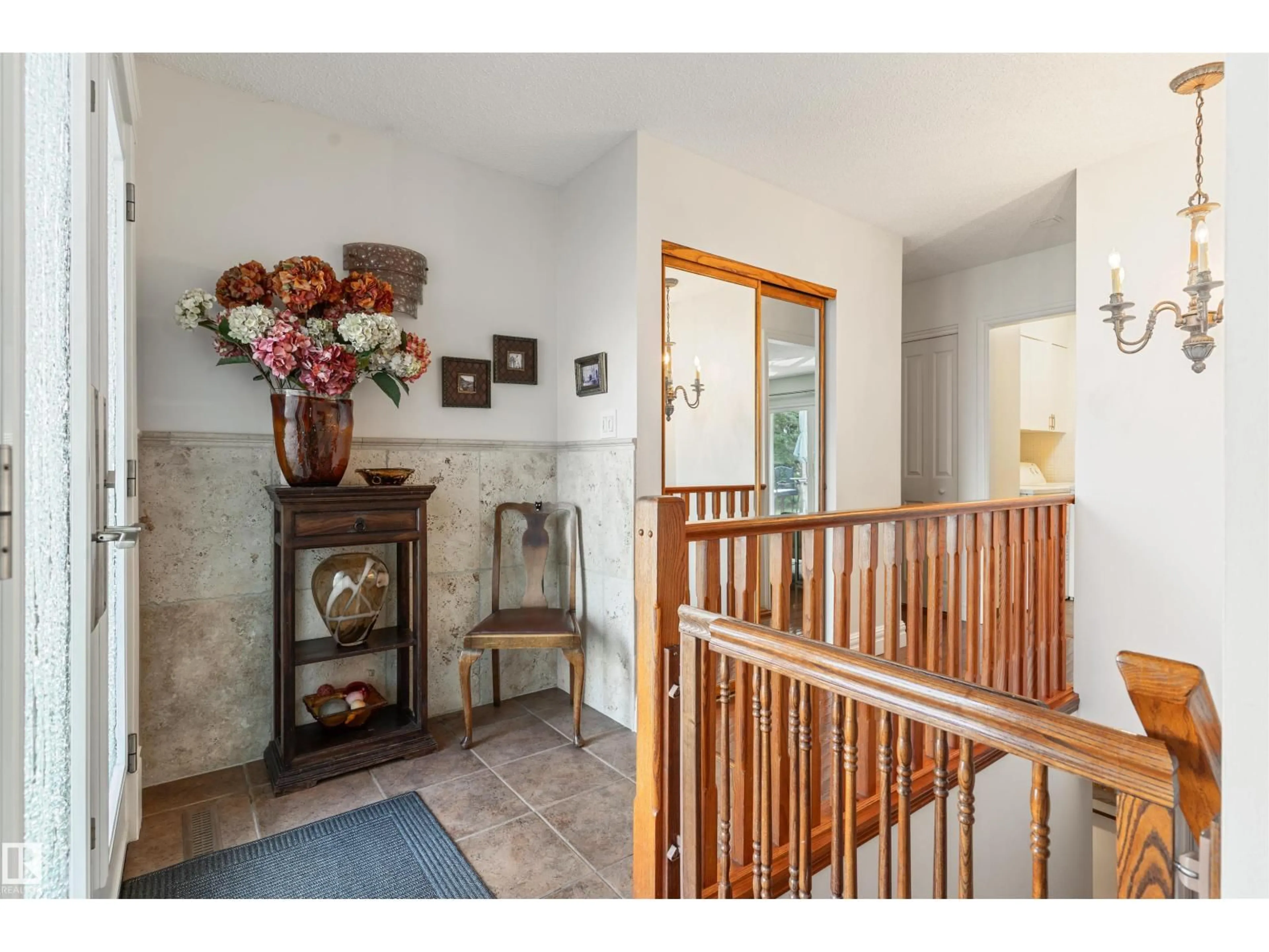 Indoor entryway for 7 QUESNELL CR, Edmonton Alberta T5R5N8