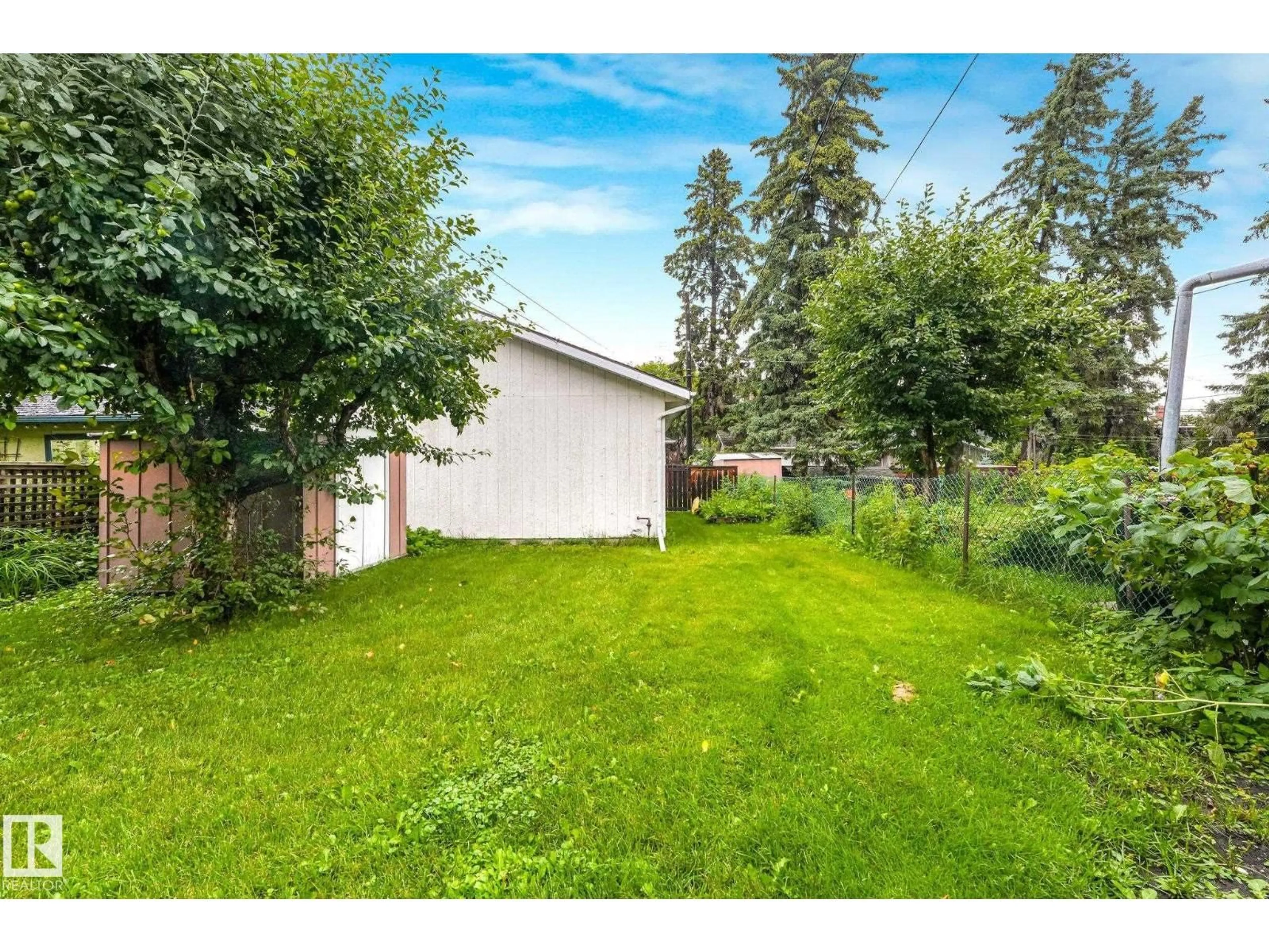 Shed for NW - 9824 91 AV, Edmonton Alberta T6E2T6