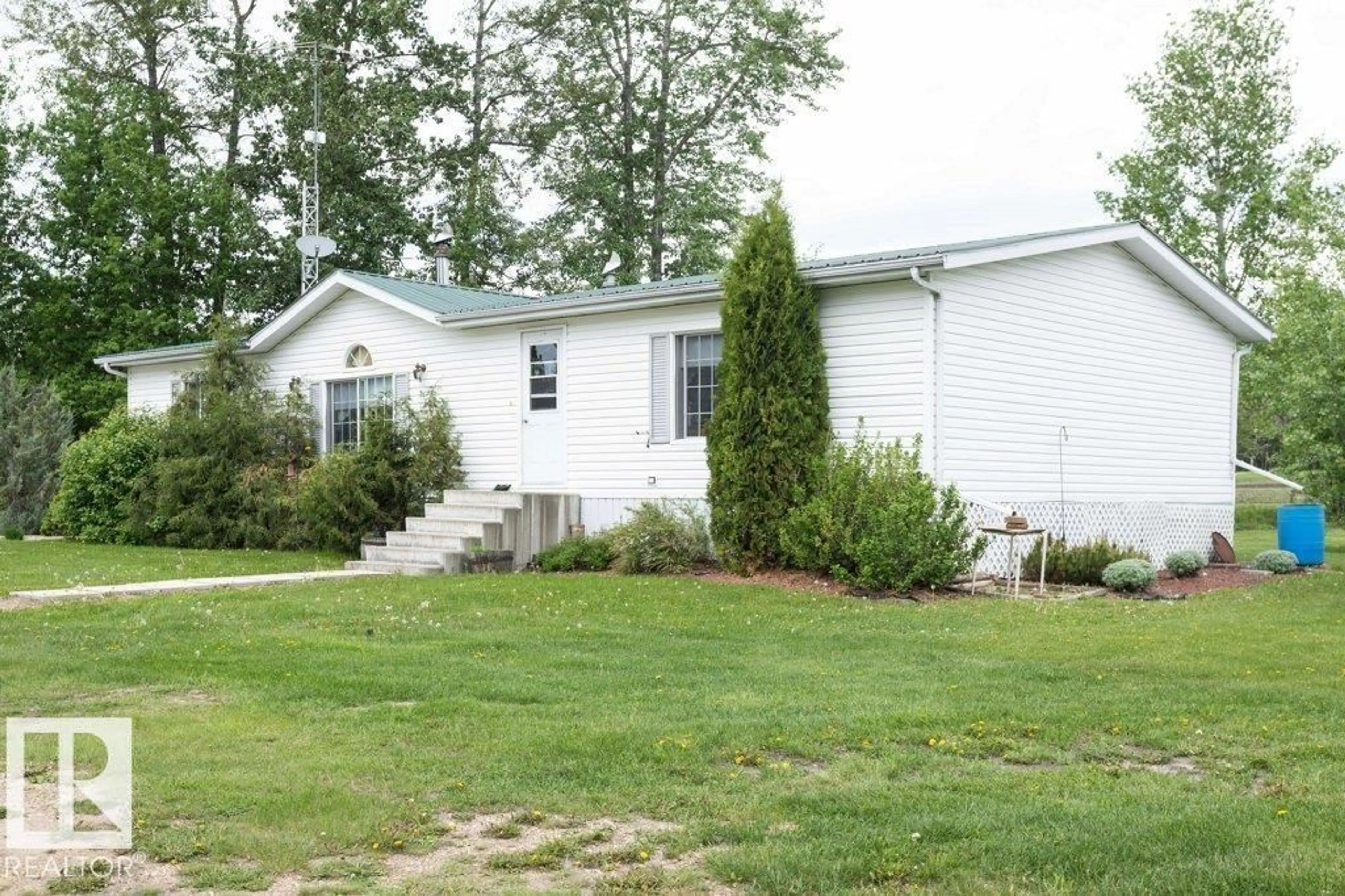 Home with vinyl exterior material, unknown for 4903A 47 AV, Rural Westlock County Alberta T0G1H0