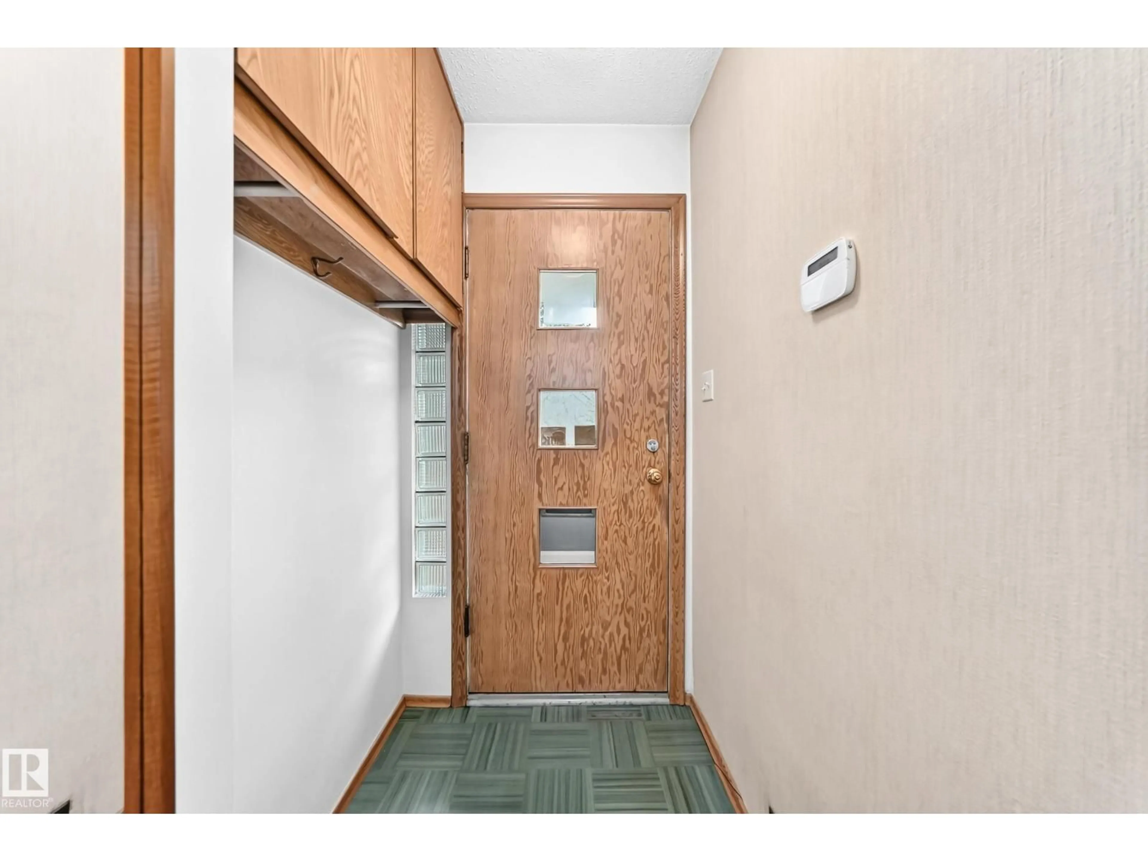 Indoor entryway for 12720 120 AV, Edmonton Alberta T5L2R1
