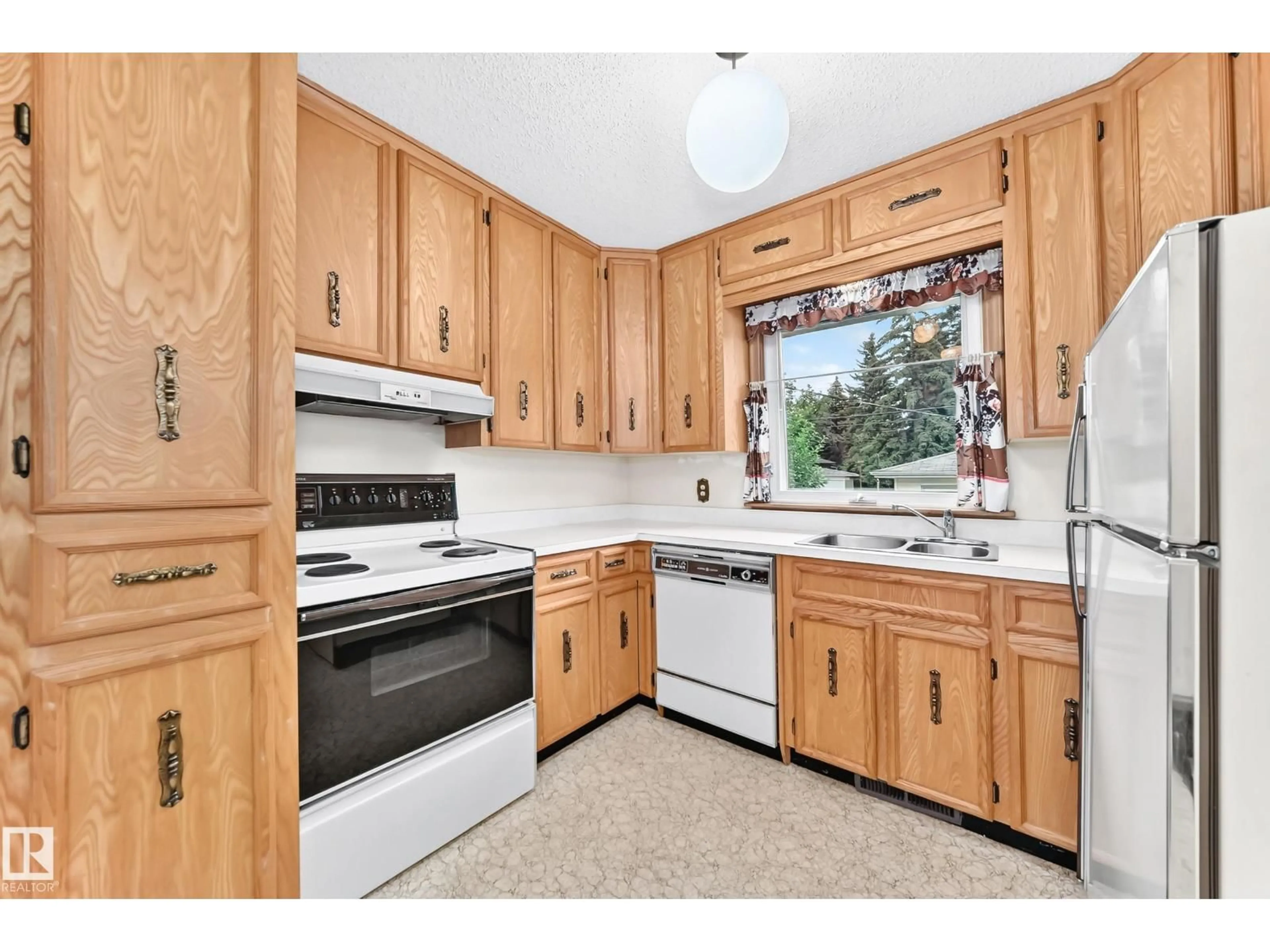 Standard kitchen, unknown for 12720 120 AV, Edmonton Alberta T5L2R1