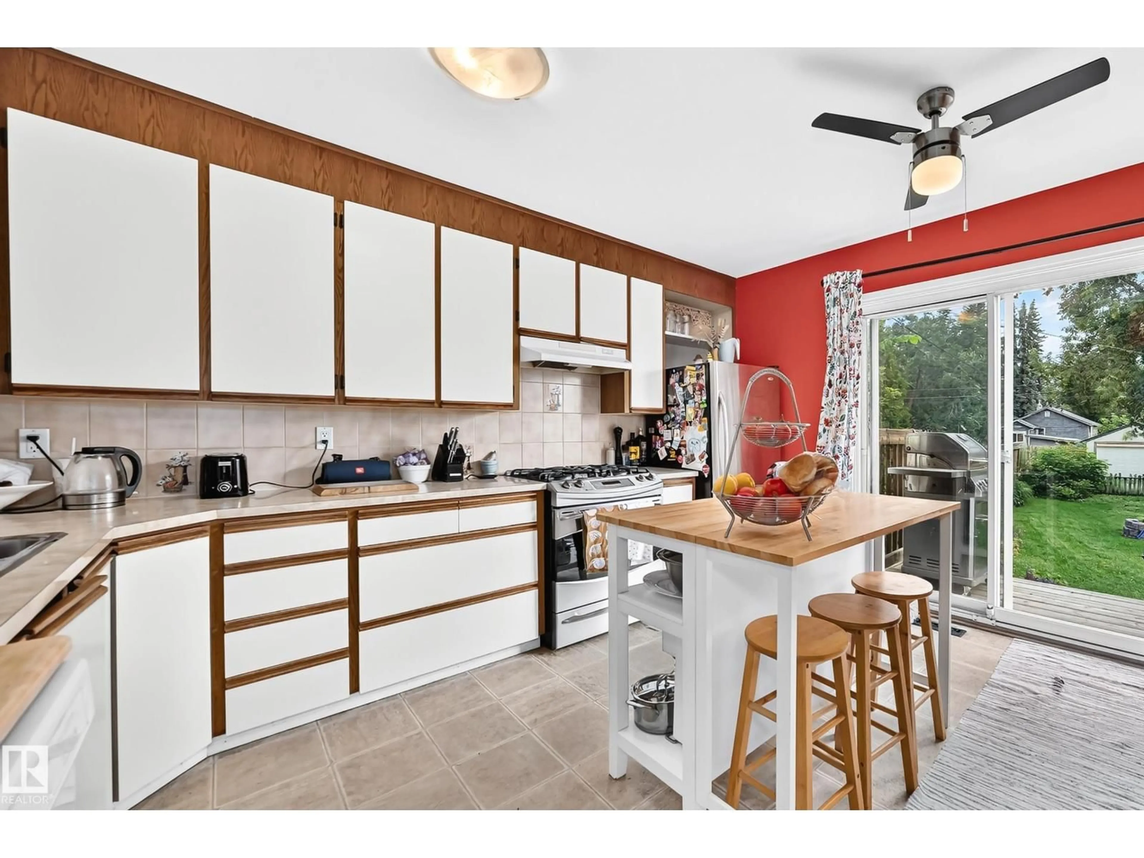 Open concept kitchen, ceramic/tile floor for NW - 12405 126 ST, Edmonton Alberta T5L0X2