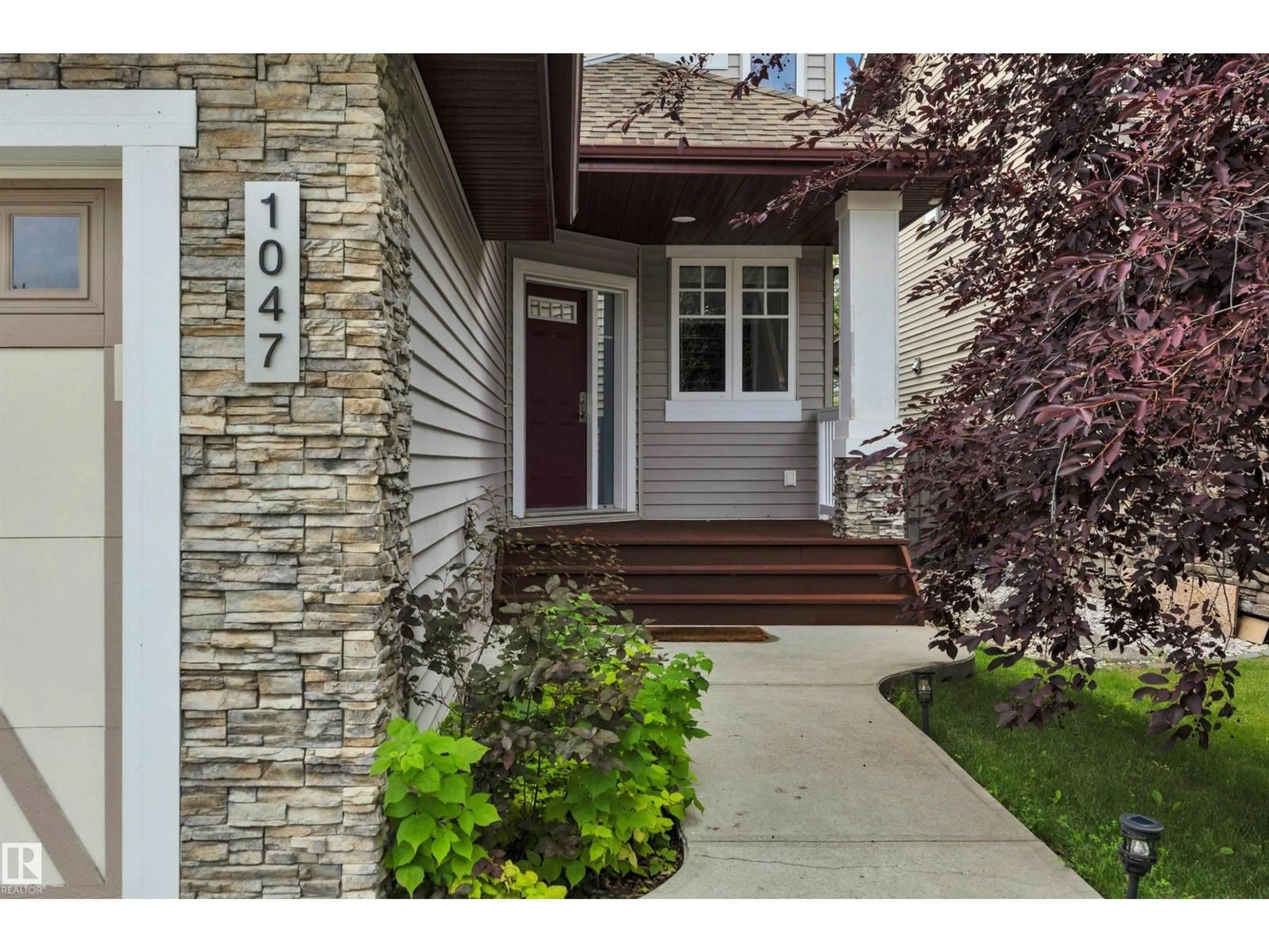 Indoor entryway for 1047 ARMITAGE CR, Edmonton Alberta T6W0K3
