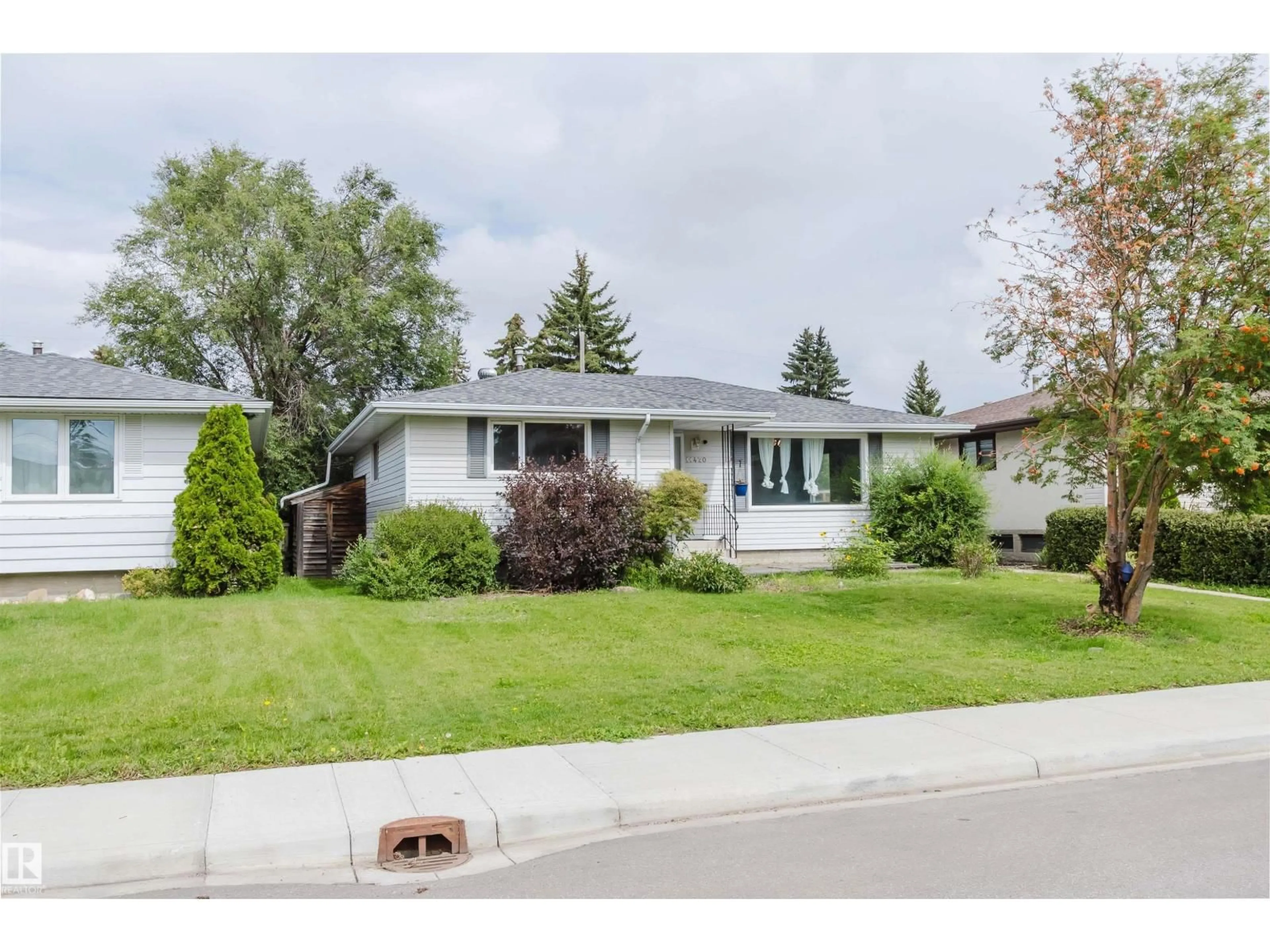 Home with vinyl exterior material, street for 11420 46 AV, Edmonton Alberta T6H0A5