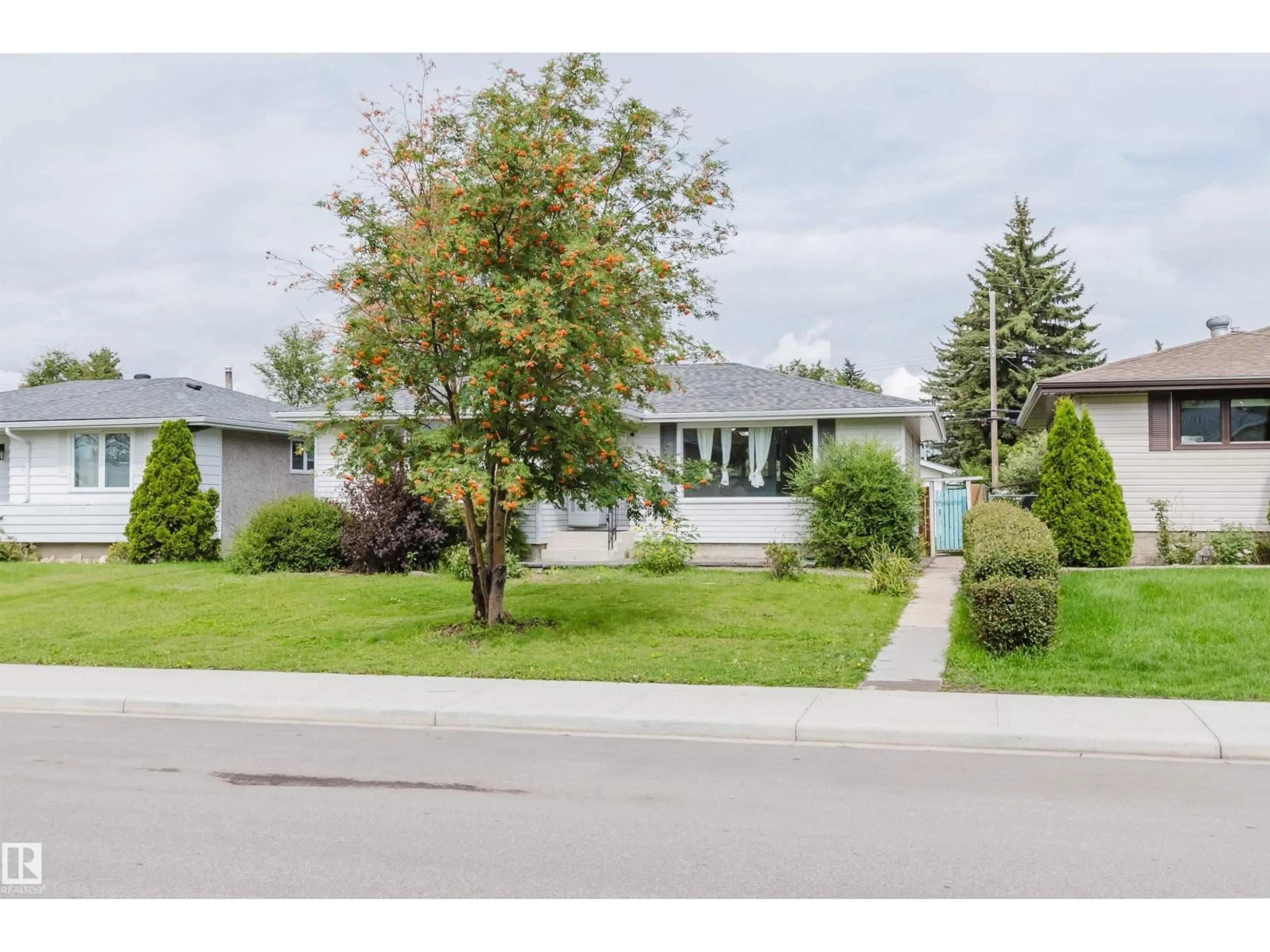 Home with vinyl exterior material, street for 11420 46 AV, Edmonton Alberta T6H0A5