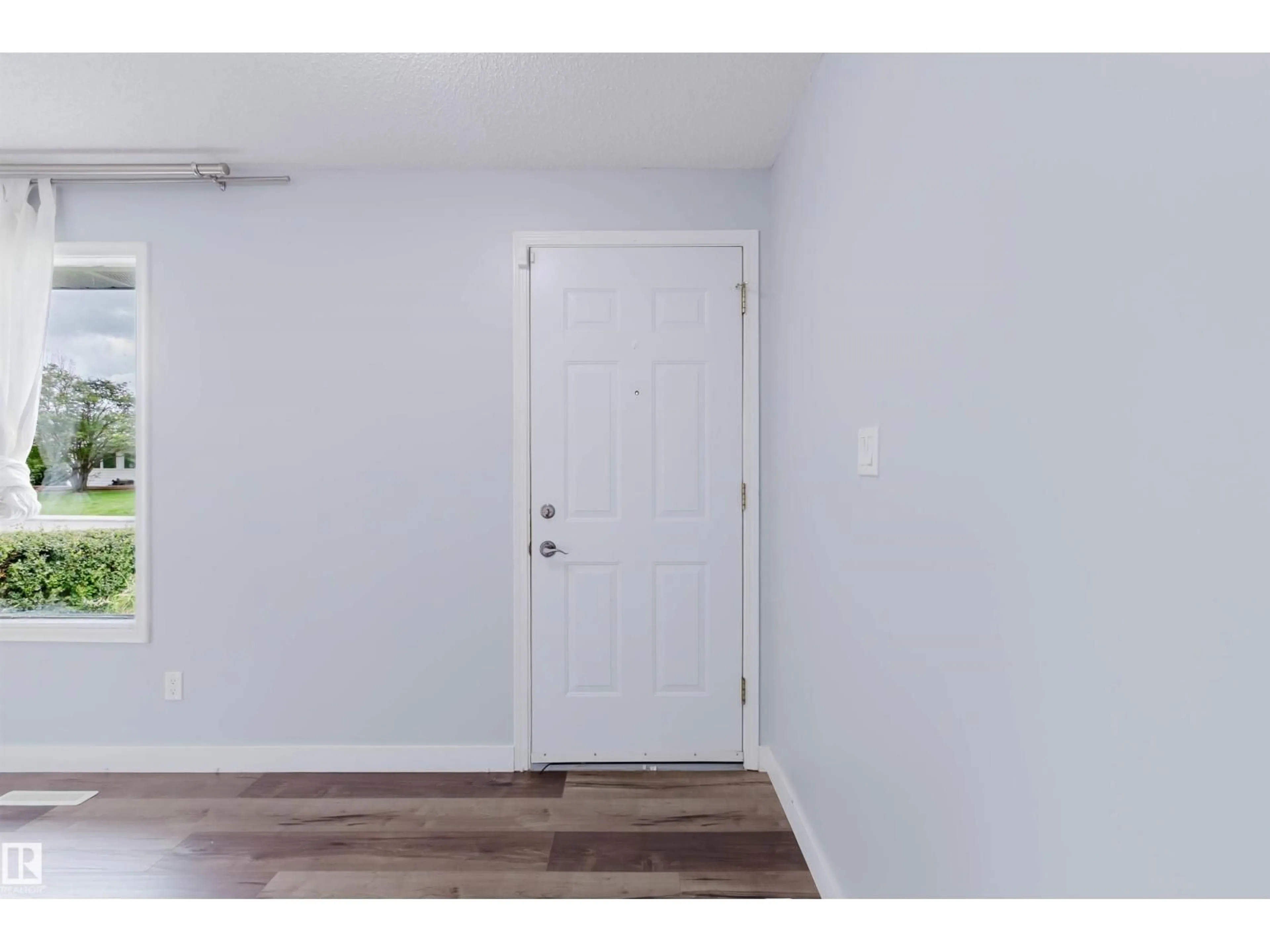Indoor entryway for 11420 46 AV, Edmonton Alberta T6H0A5