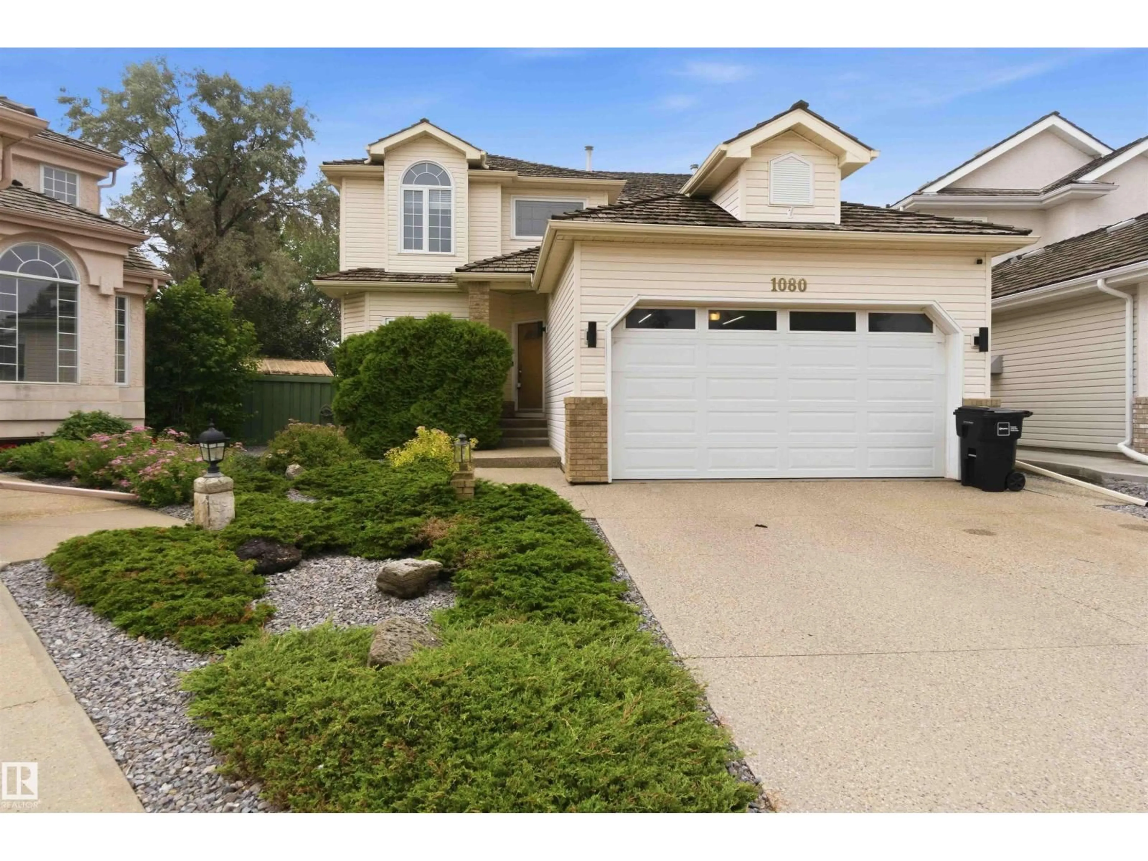 Home with vinyl exterior material, street for 1080 WEDGEWOOD BV, Edmonton Alberta T6M2L6