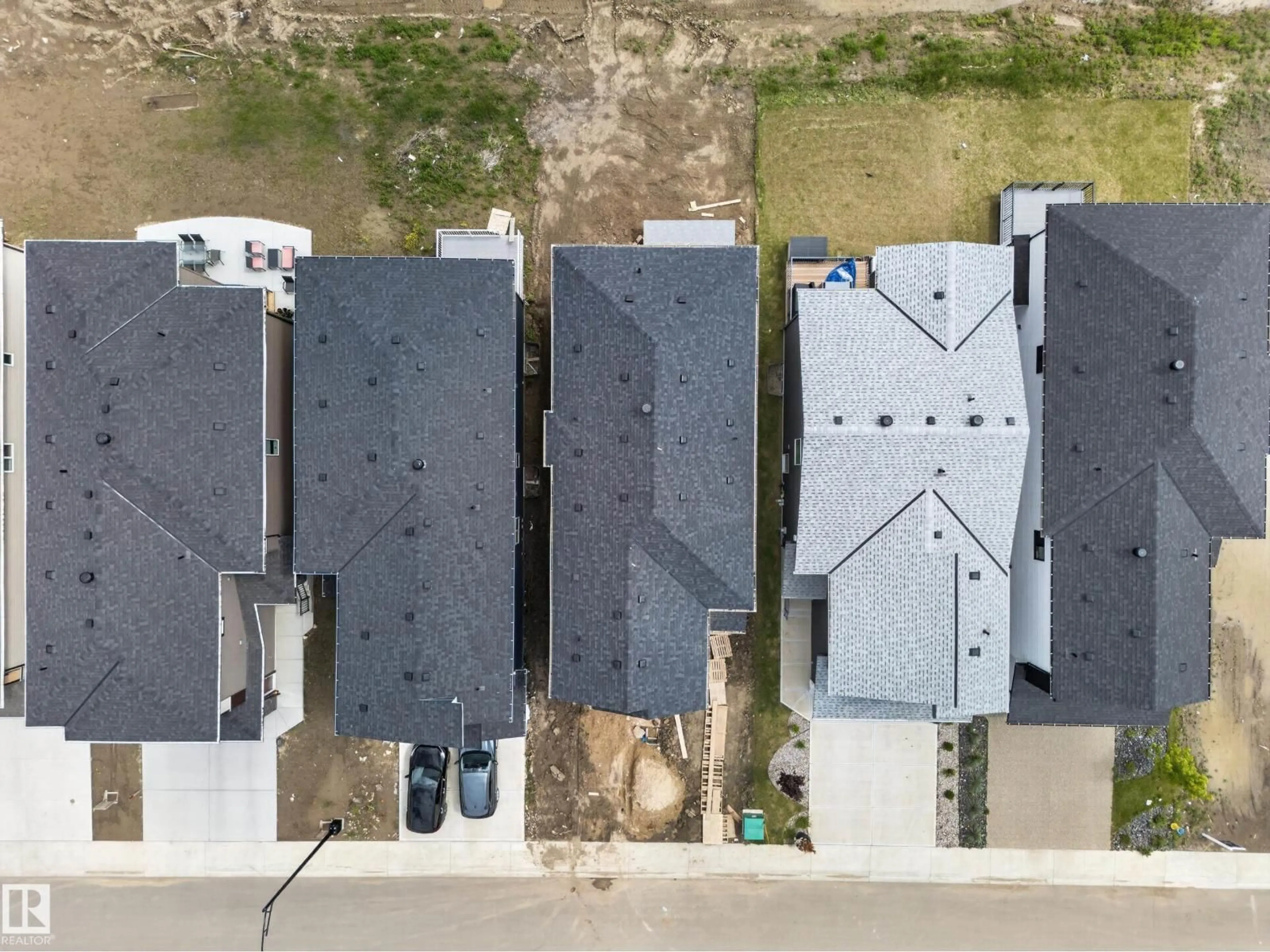 A pic from outside/outdoor area/front of a property/back of a property/a pic from drone, street for 8915 MAYDAY WY, Edmonton Alberta T6X3E9