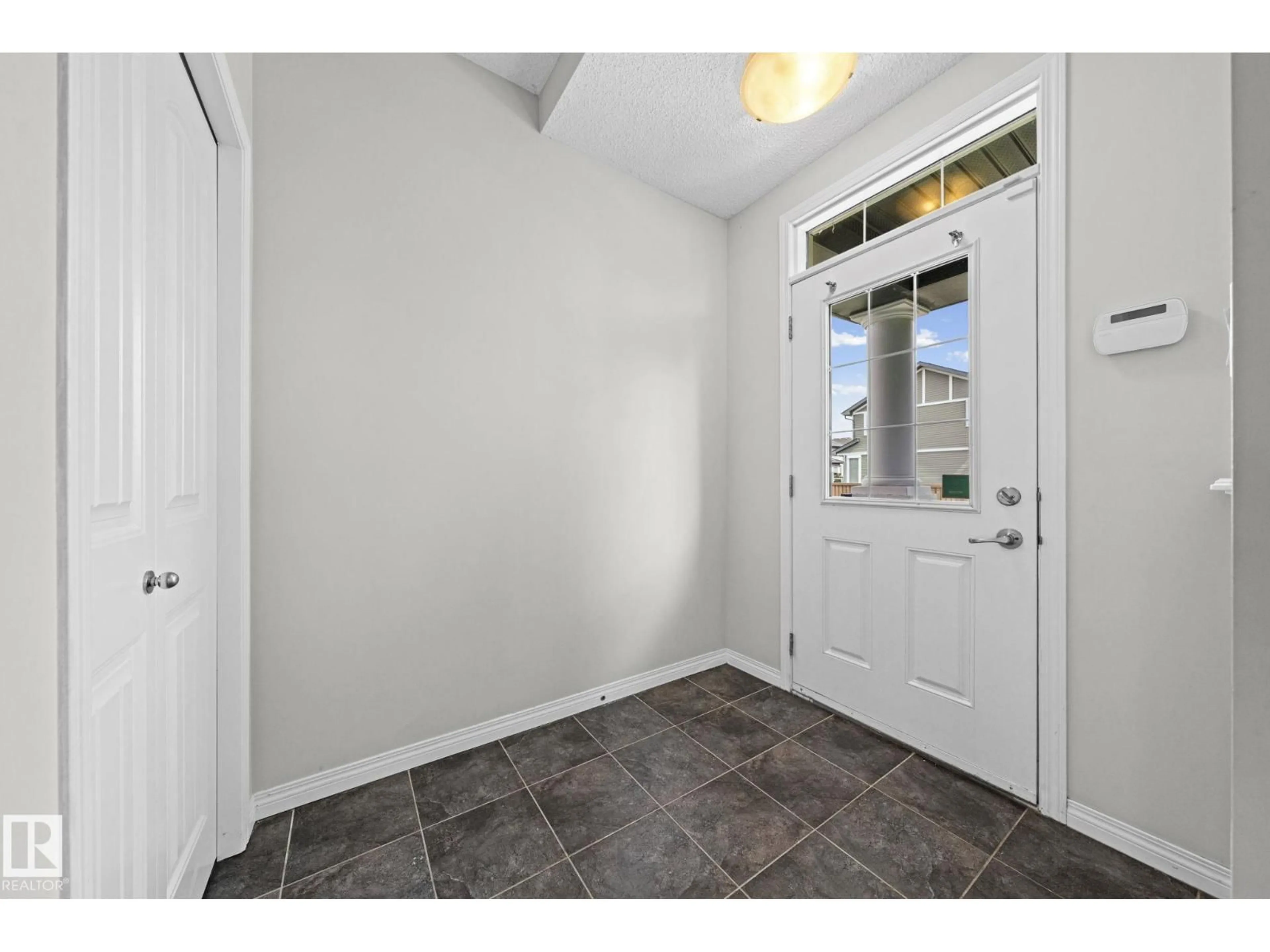 Indoor entryway for 17540 58 ST, Edmonton Alberta T5Y0T7