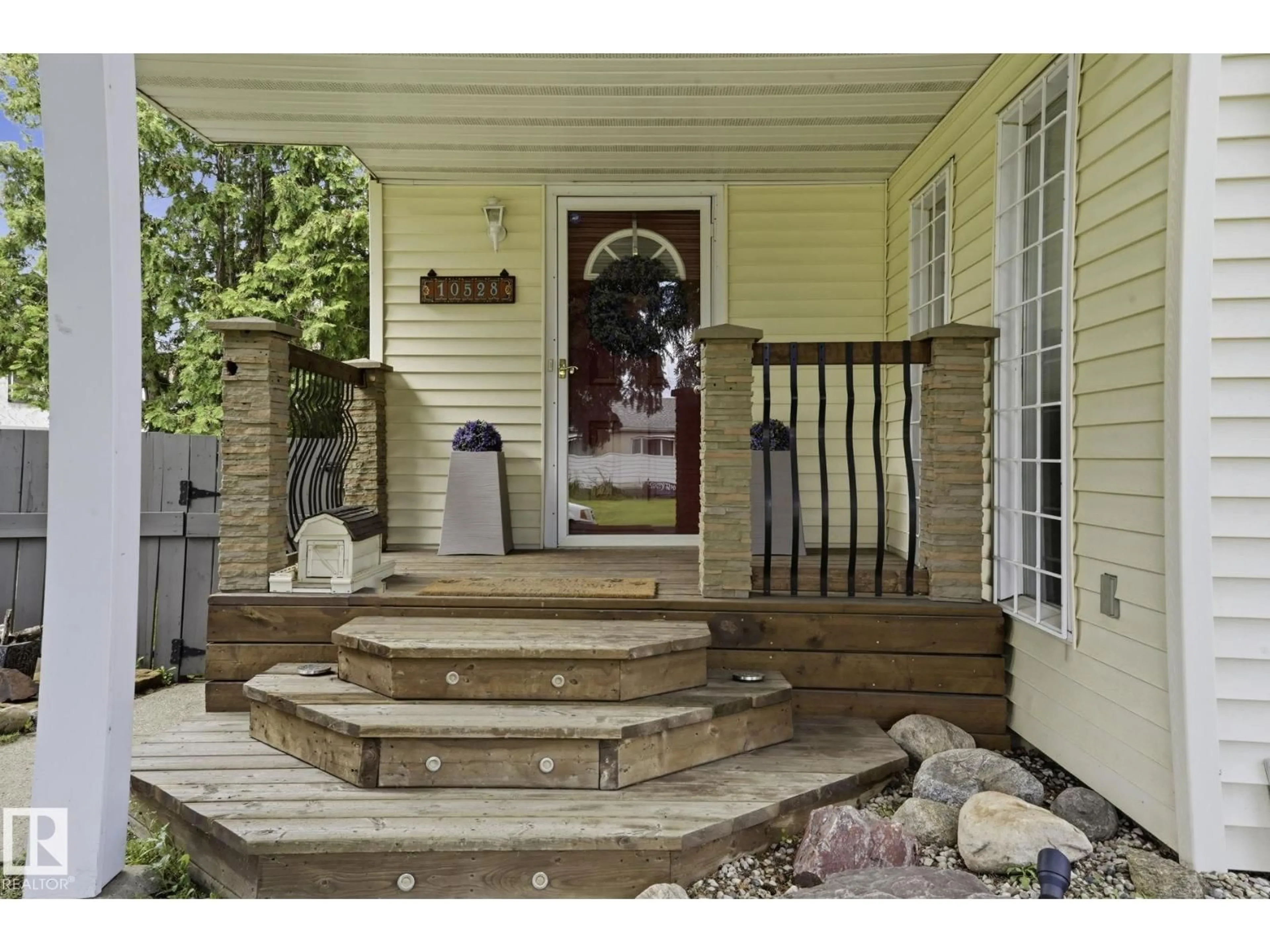 Unknown for 10528 45 ST, Edmonton Alberta T6A1X5