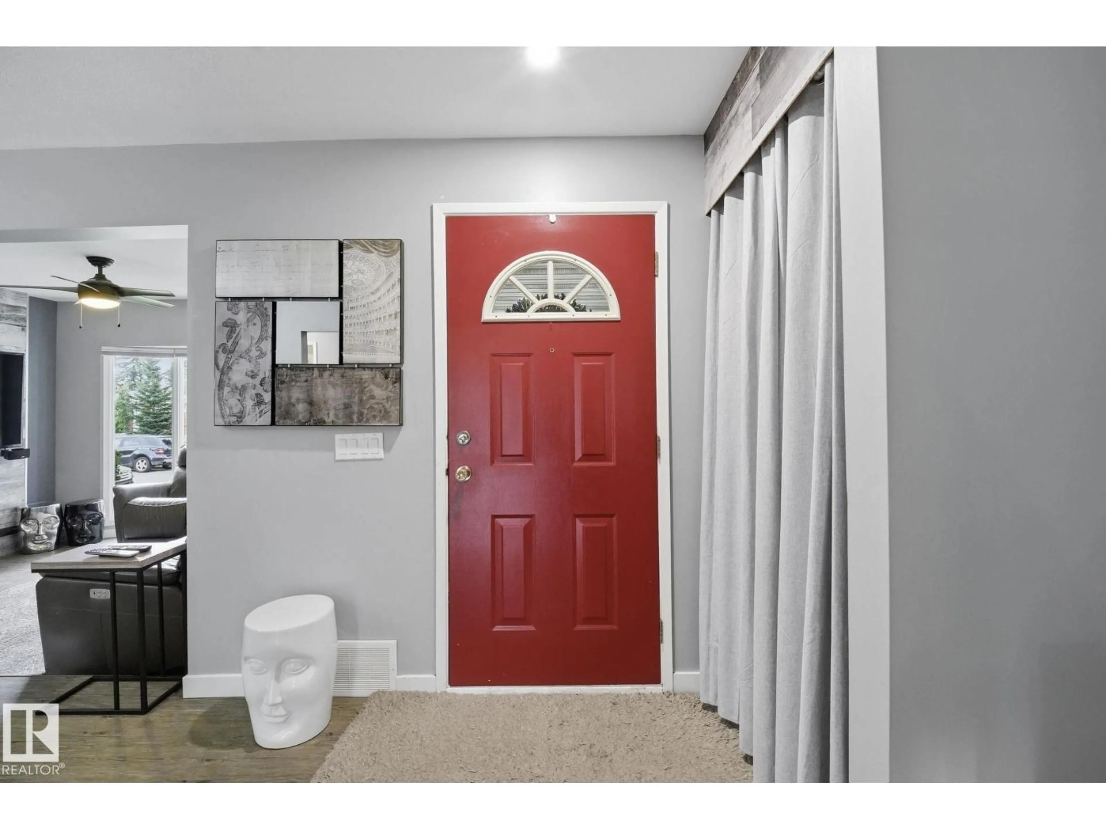 Indoor entryway for 10528 45 ST, Edmonton Alberta T6A1X5