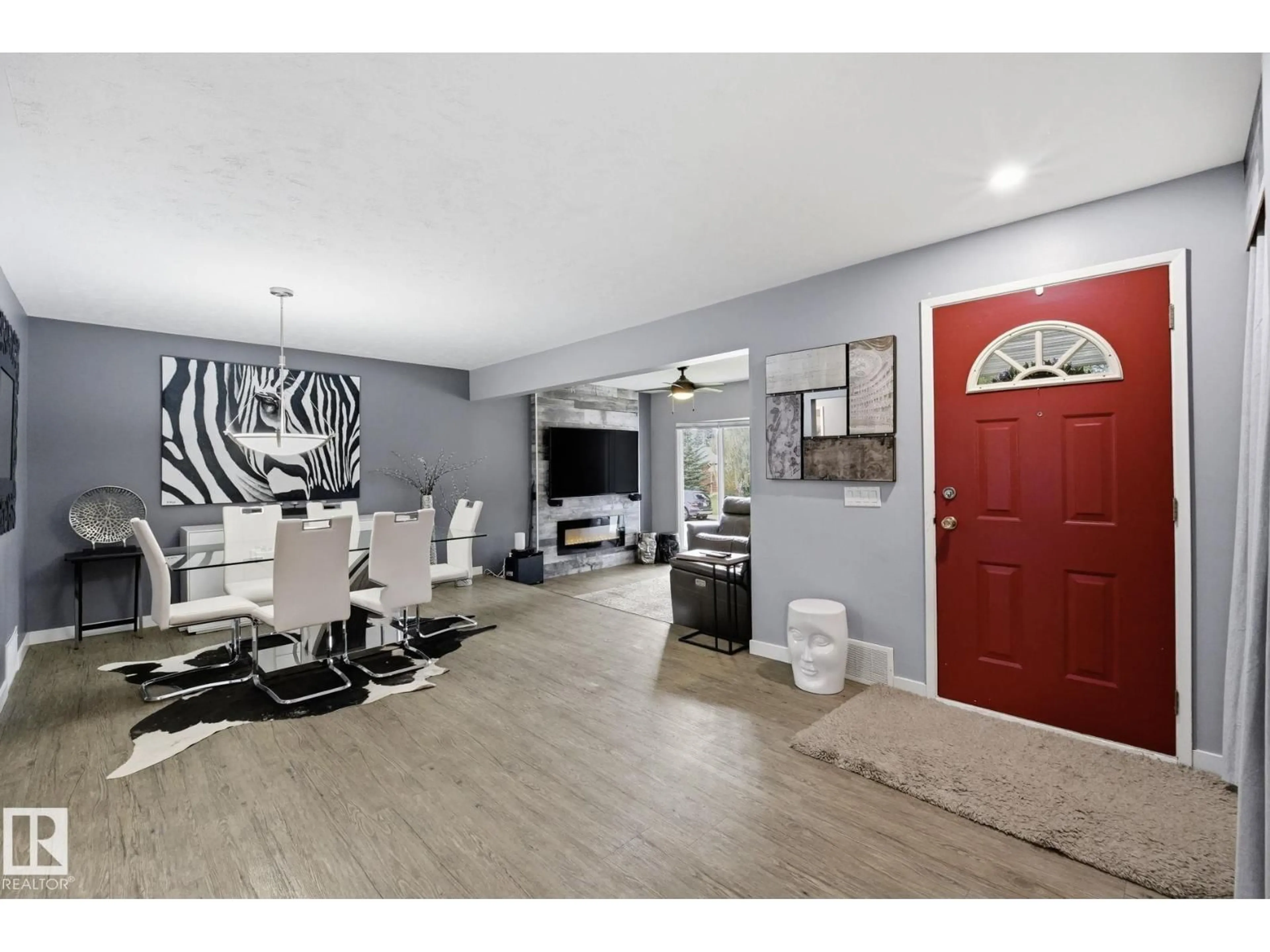 Indoor entryway for 10528 45 ST, Edmonton Alberta T6A1X5