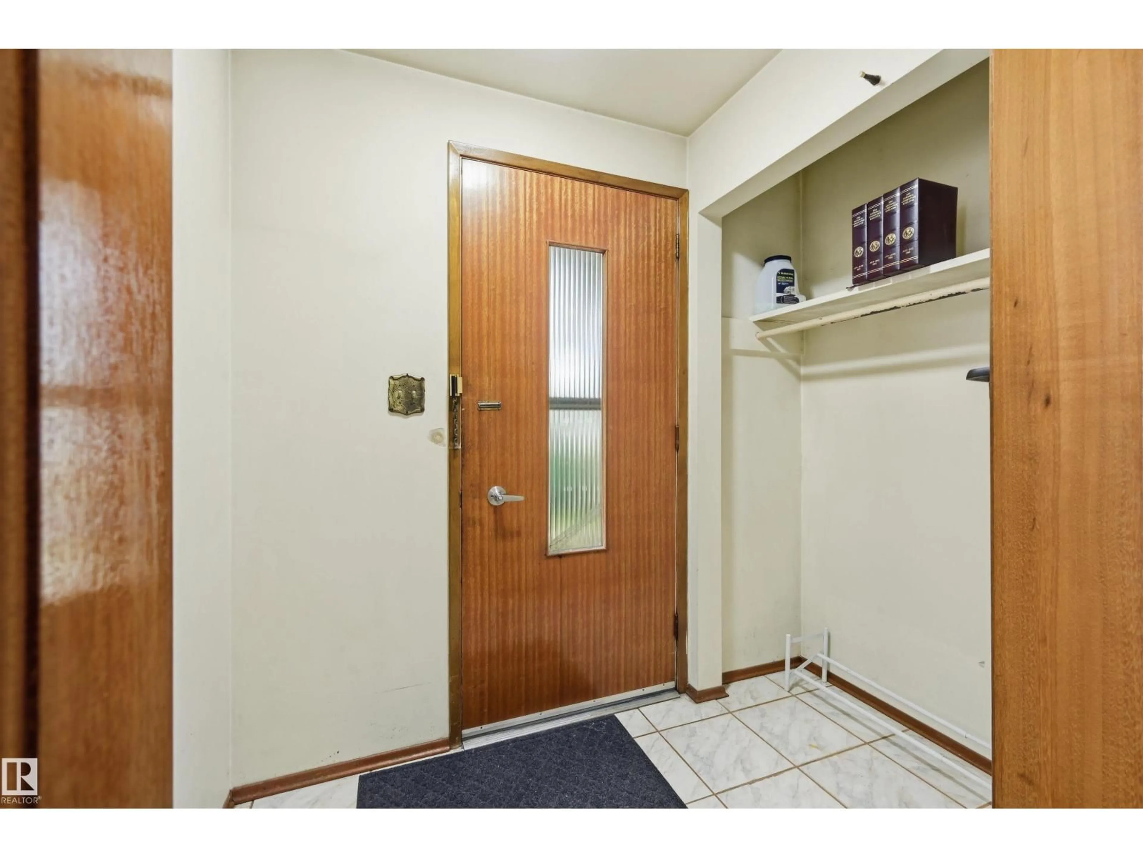 Indoor entryway for NW - 9251 91 ST, Edmonton Alberta T6C3N7