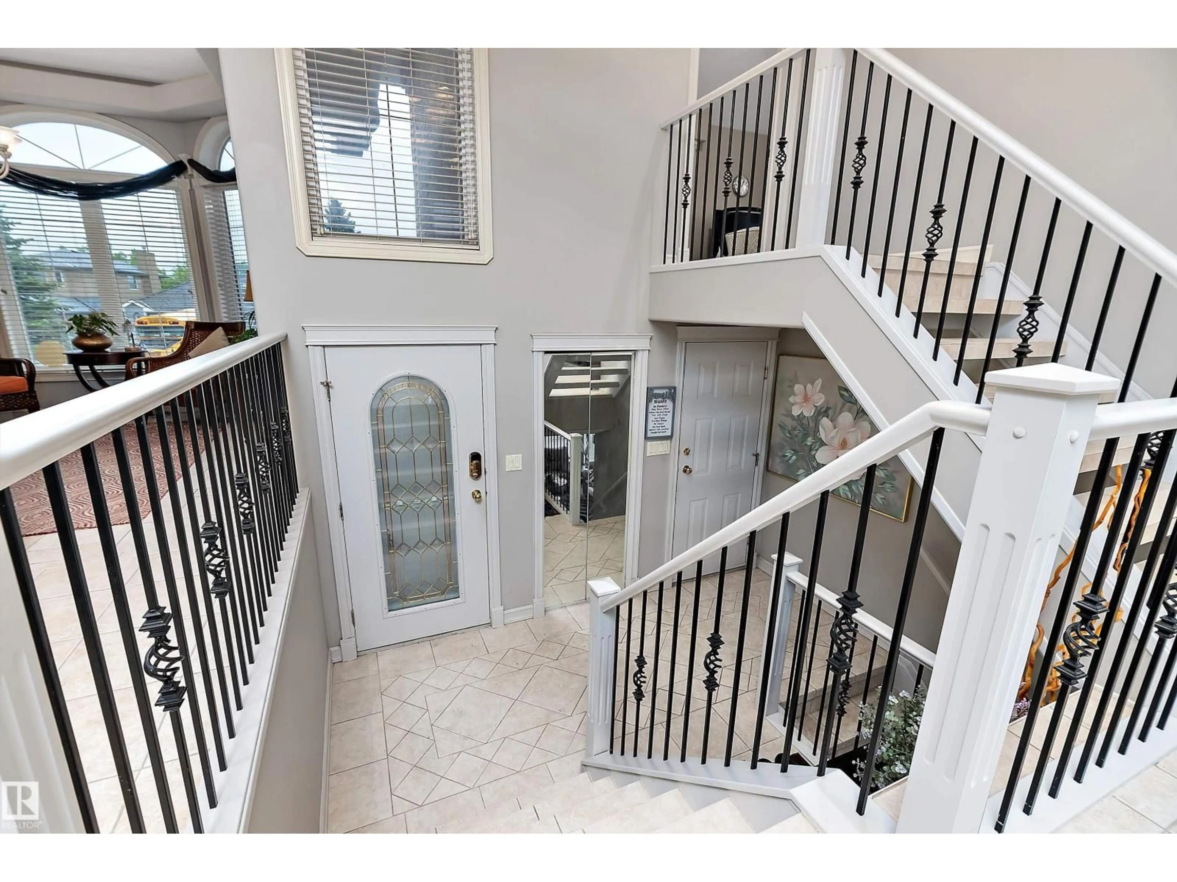Indoor foyer for NW - 15816 64 ST, Edmonton Alberta T5Y2P1