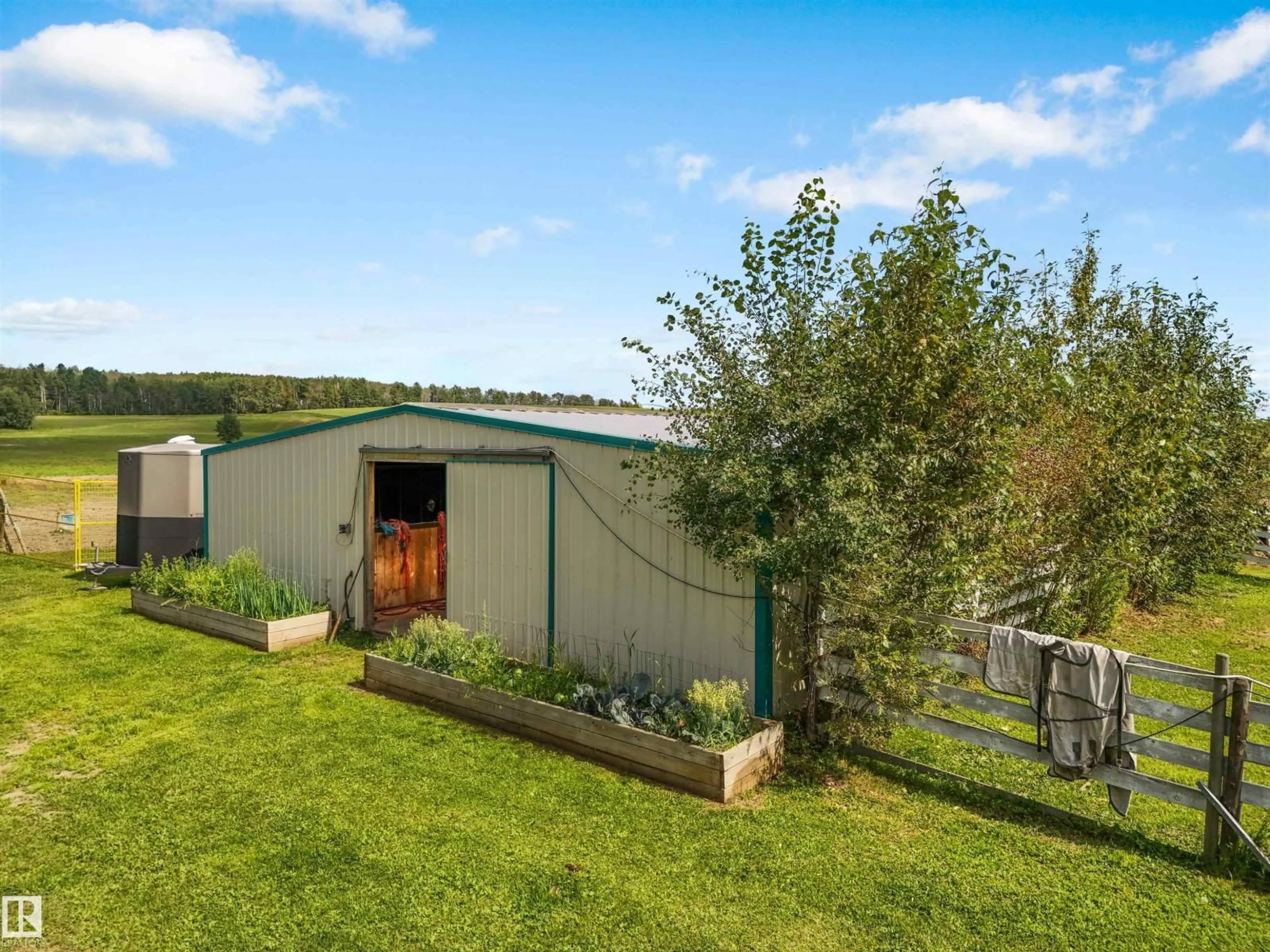 A pic from outside/outdoor area/front of a property/back of a property/a pic from drone, unknown for 7113 TWP ROAD 520, Rural Parkland County Alberta T0E2H0
