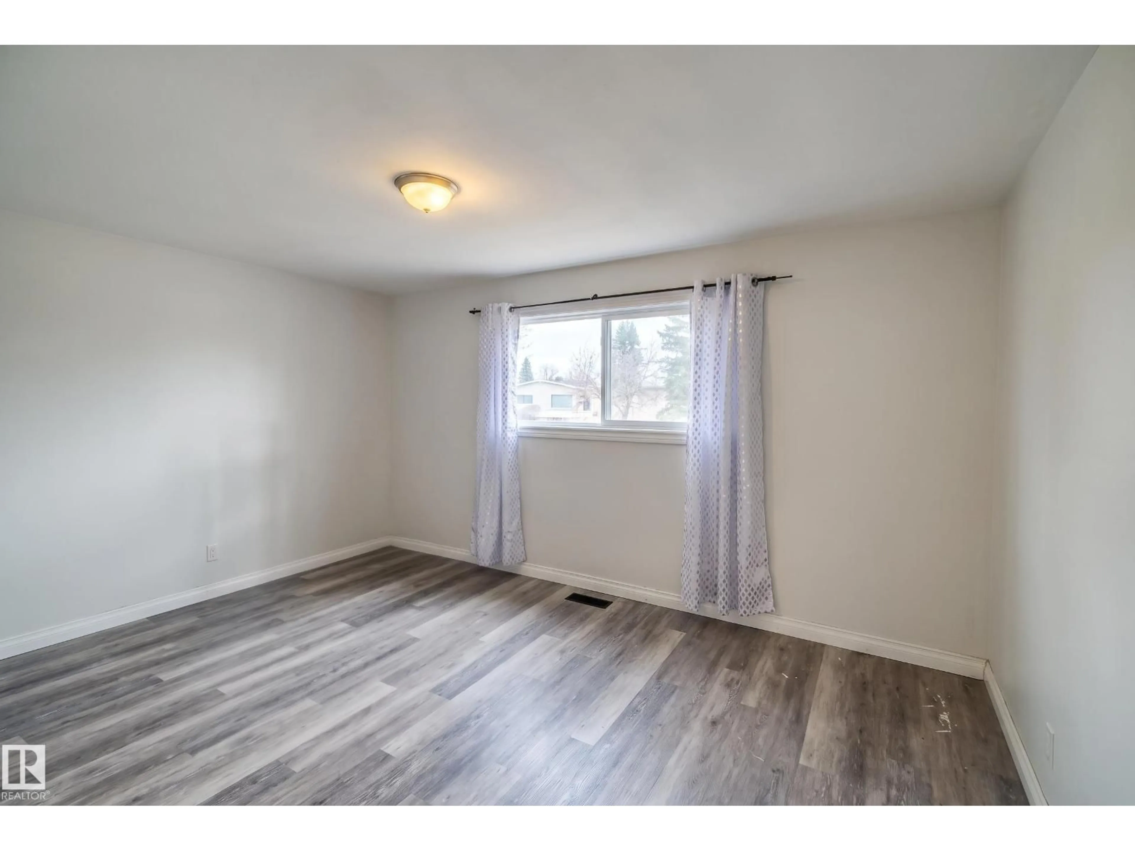 A pic of a room for 13536 119 ST, Edmonton Alberta T5E5N2