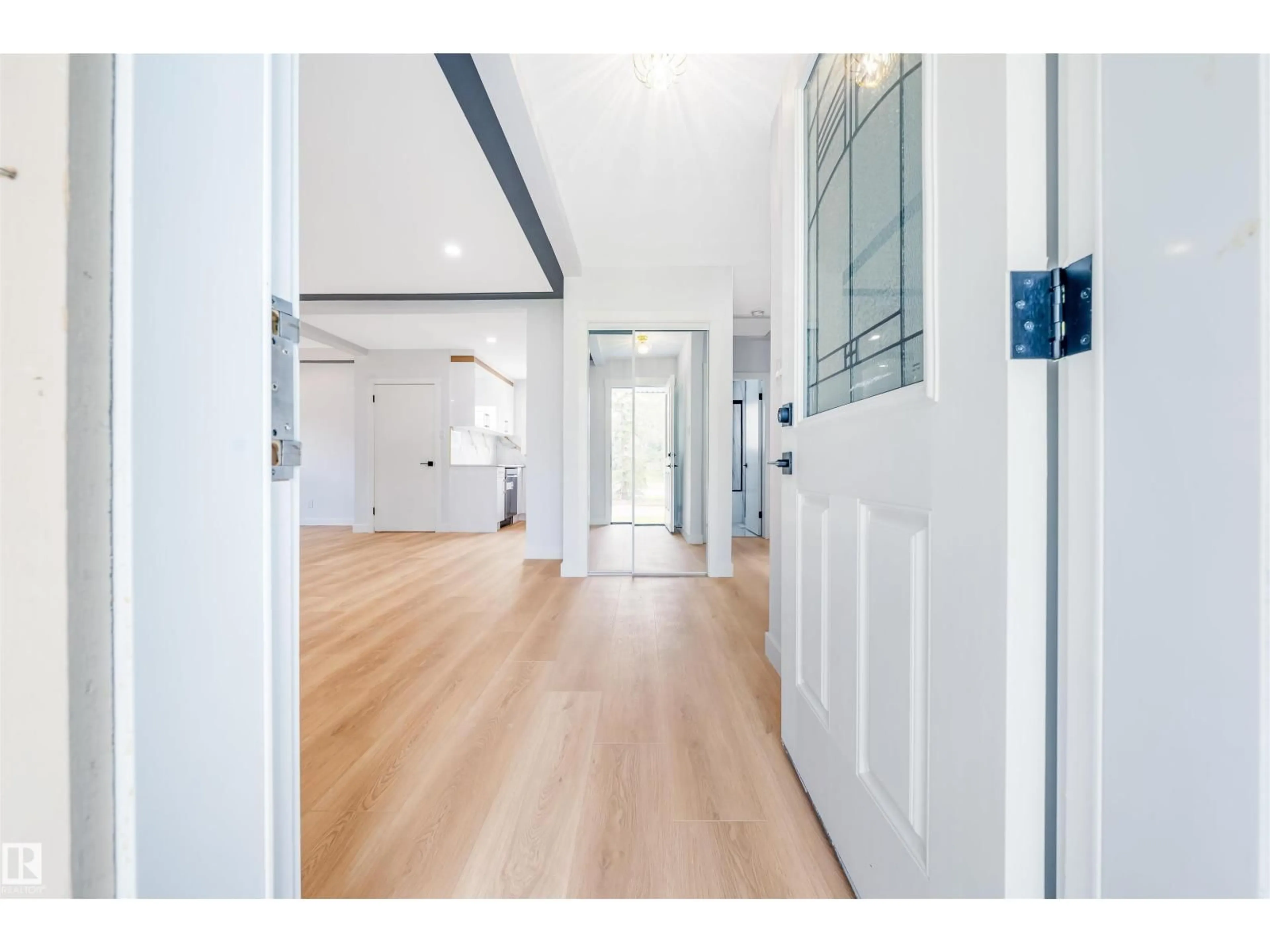 Indoor foyer for 12023 137 AV, Edmonton Alberta T5E1Z7