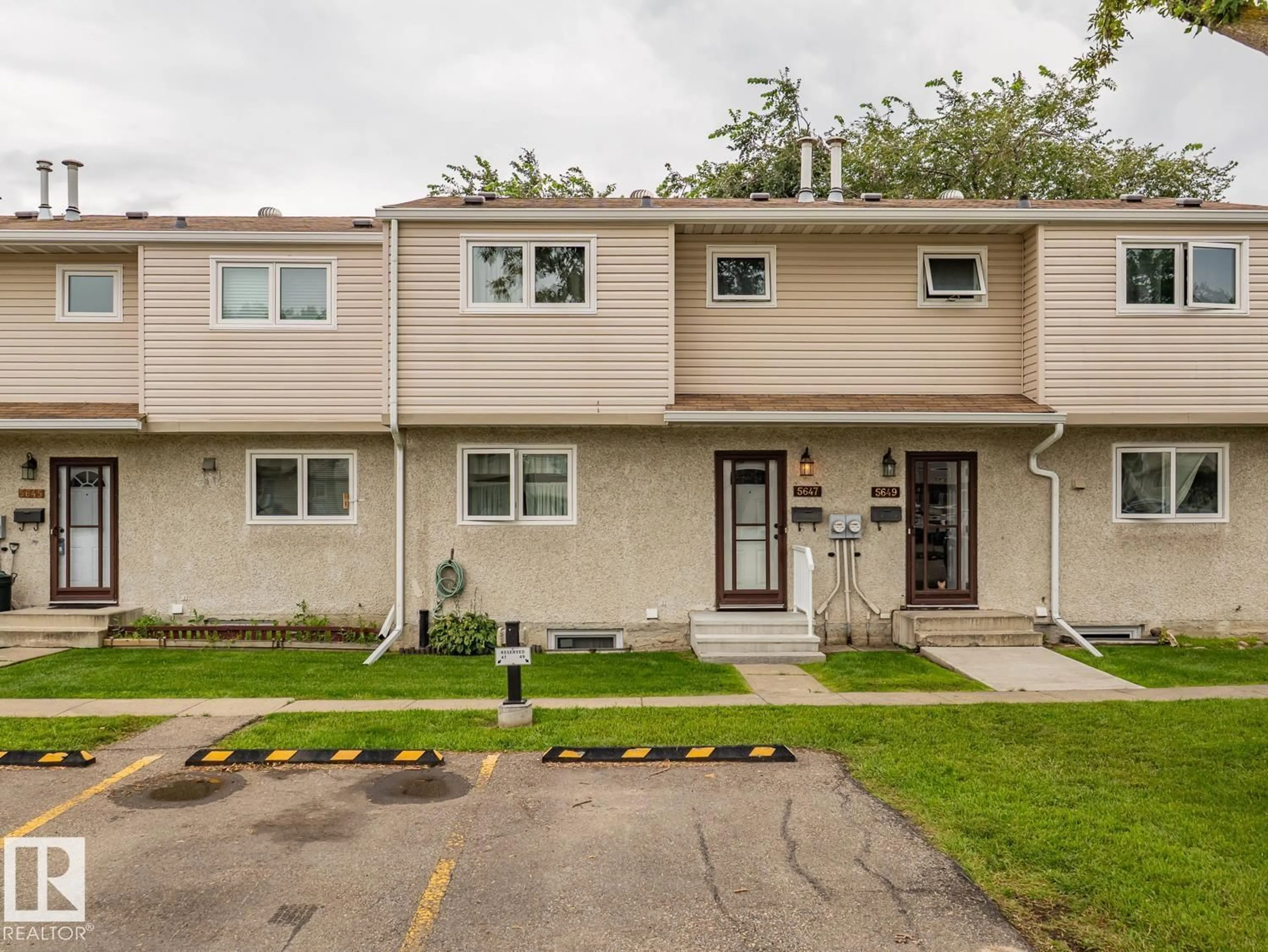 Home with vinyl exterior material, street for 5647 137 AV, Edmonton Alberta T5A2H4