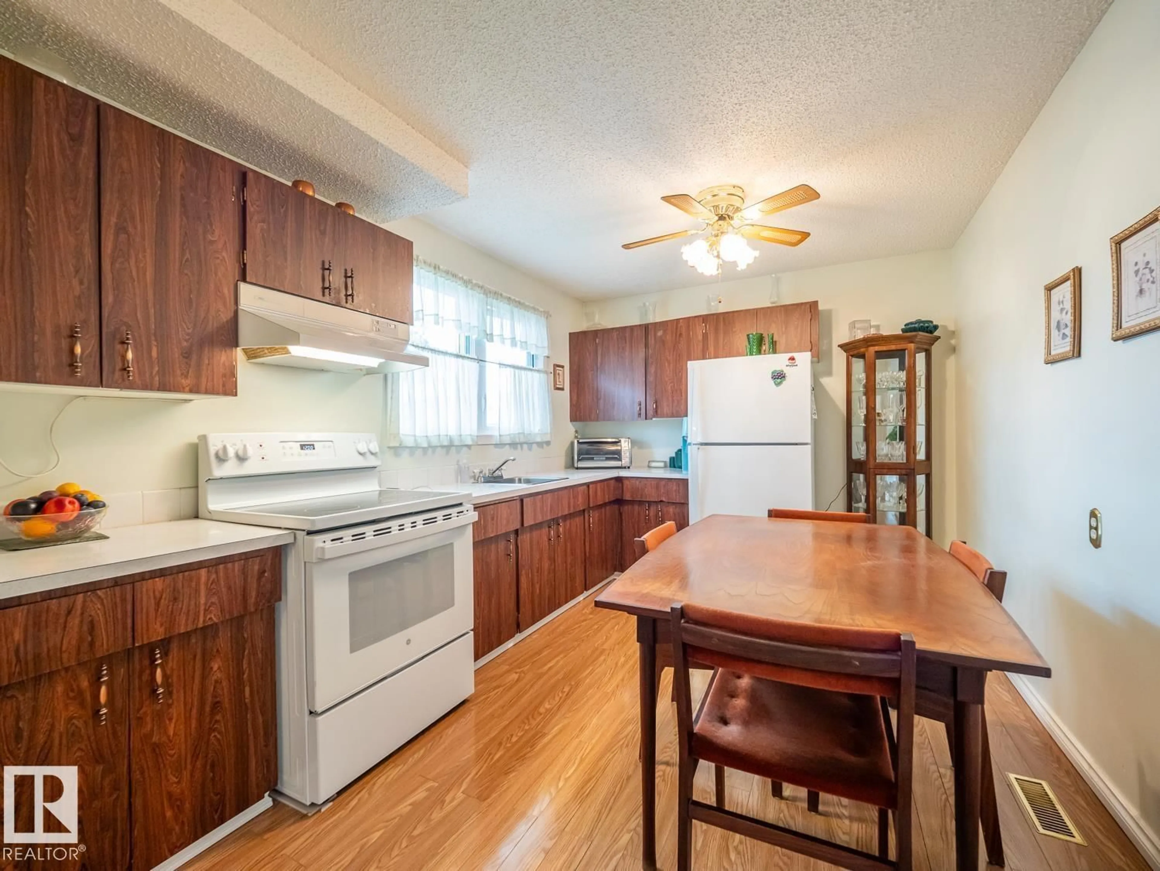 Standard kitchen, wood/laminate floor for 5647 137 AV, Edmonton Alberta T5A2H4
