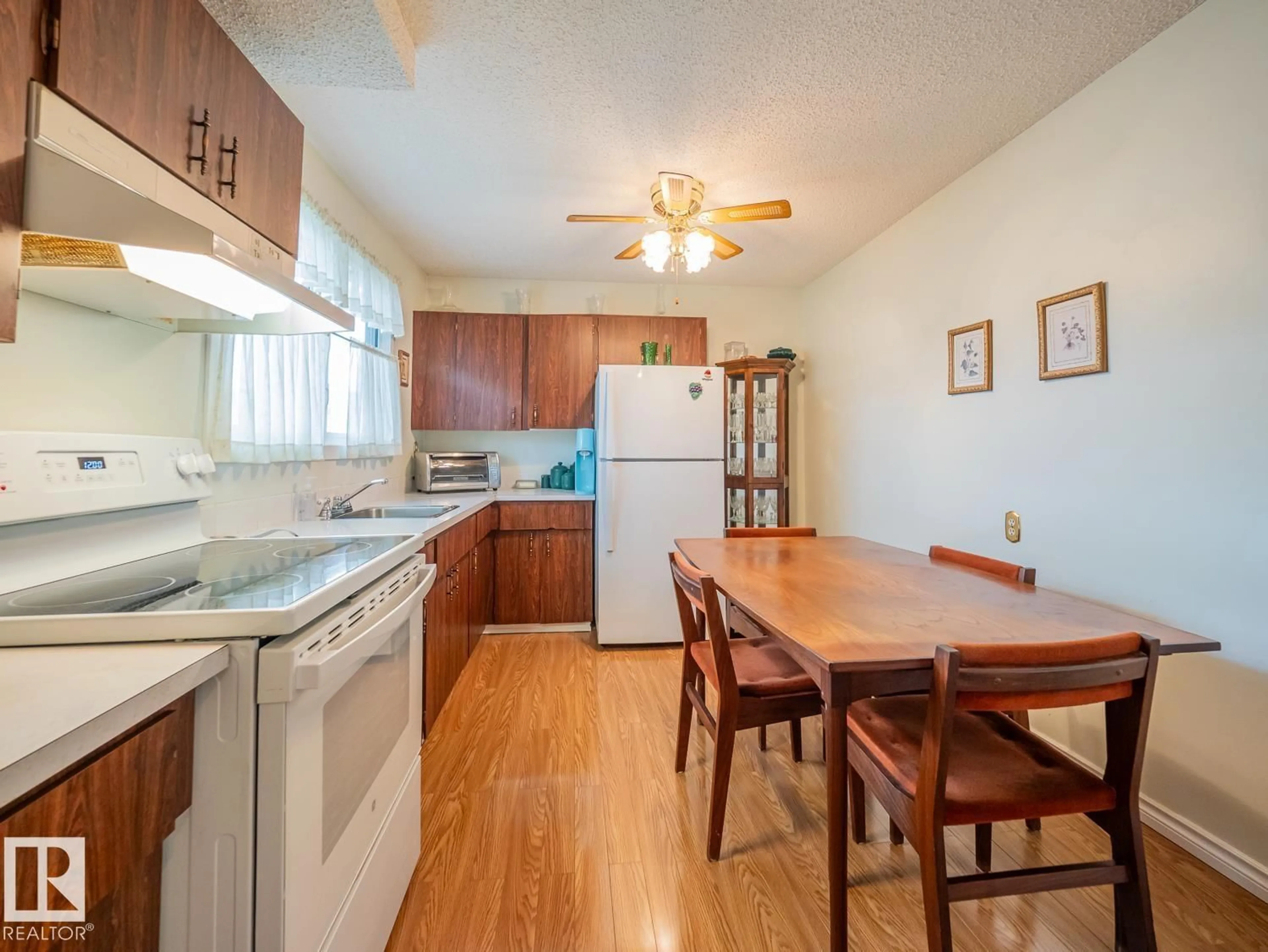Standard kitchen, wood/laminate floor for 5647 137 AV, Edmonton Alberta T5A2H4