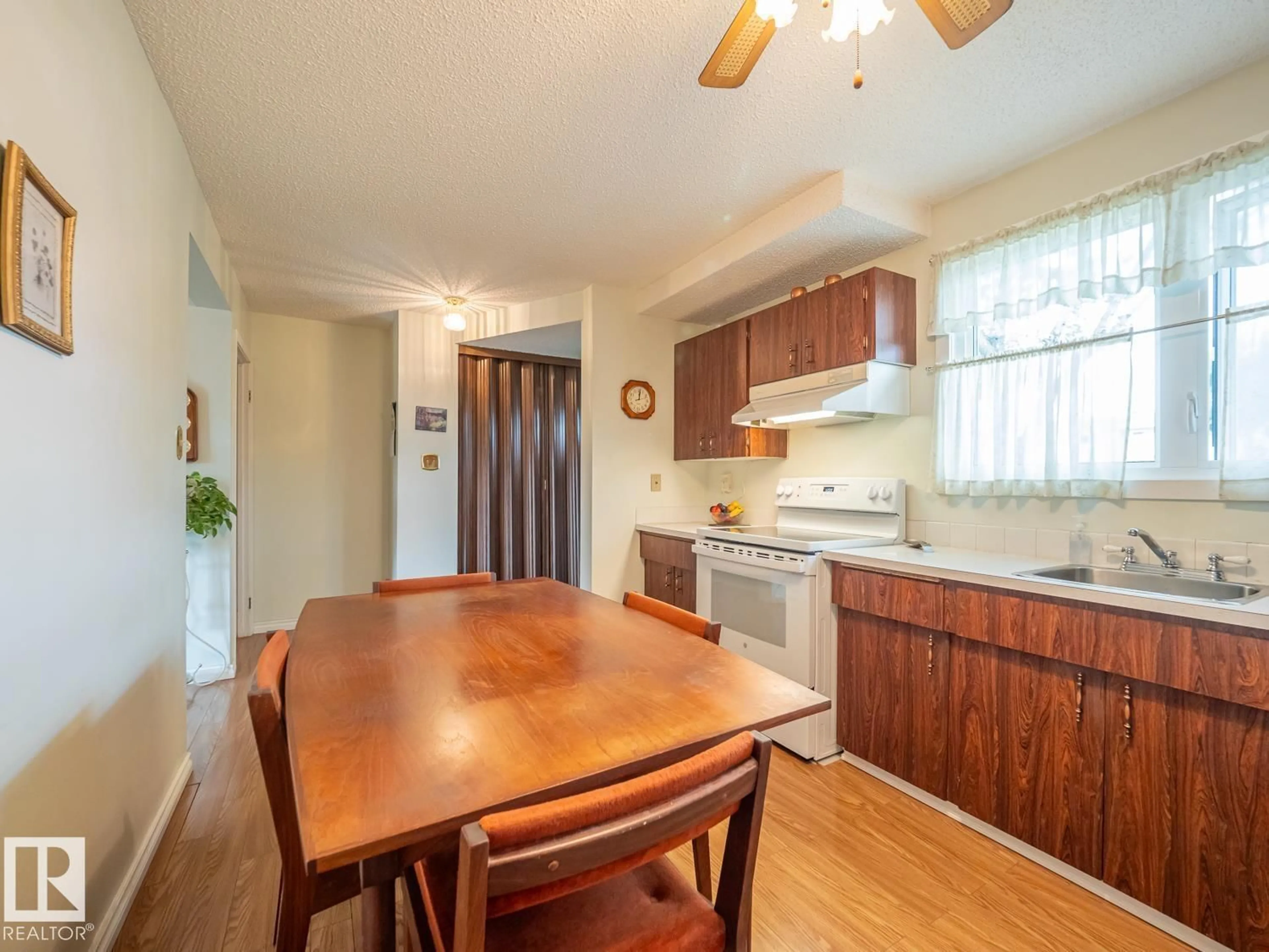Standard kitchen, wood/laminate floor for 5647 137 AV, Edmonton Alberta T5A2H4