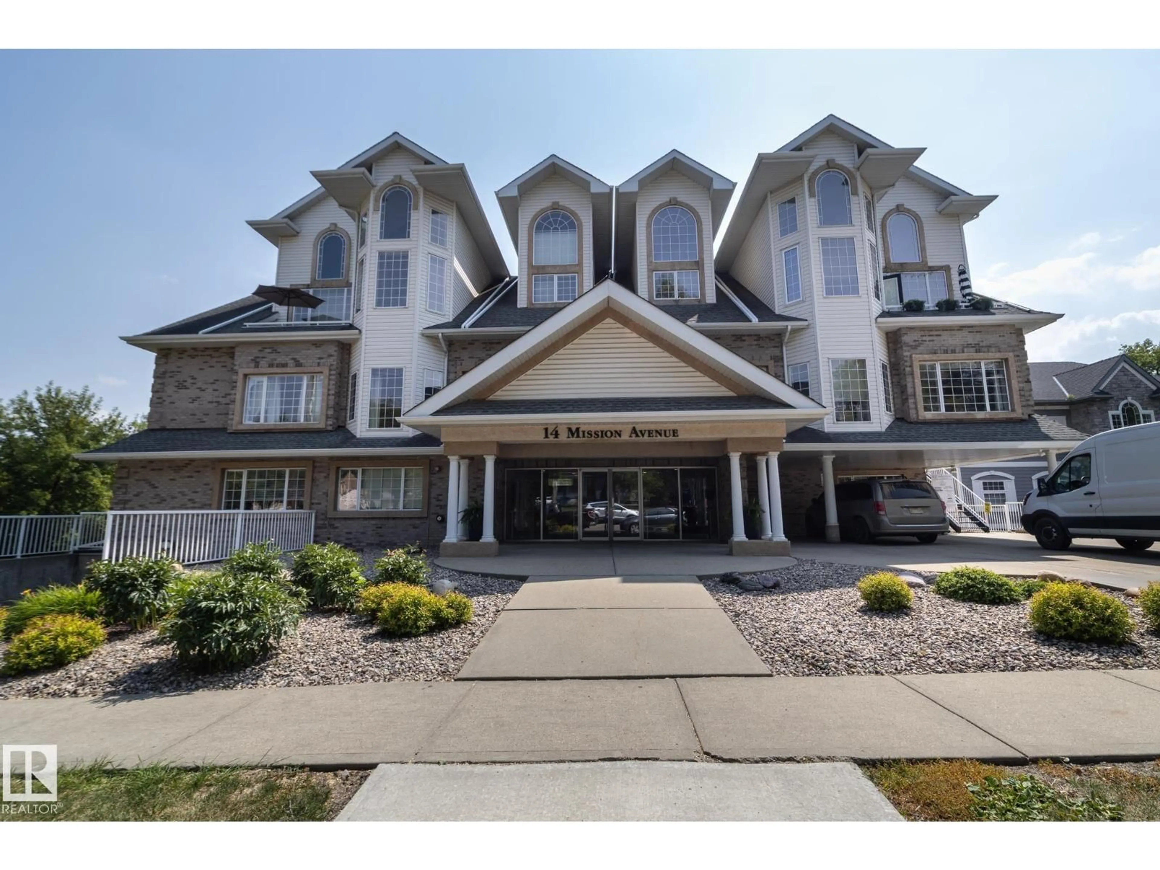 Indoor foyer for #304 - 14 MISSION AV, St. Albert Alberta T8N1H4