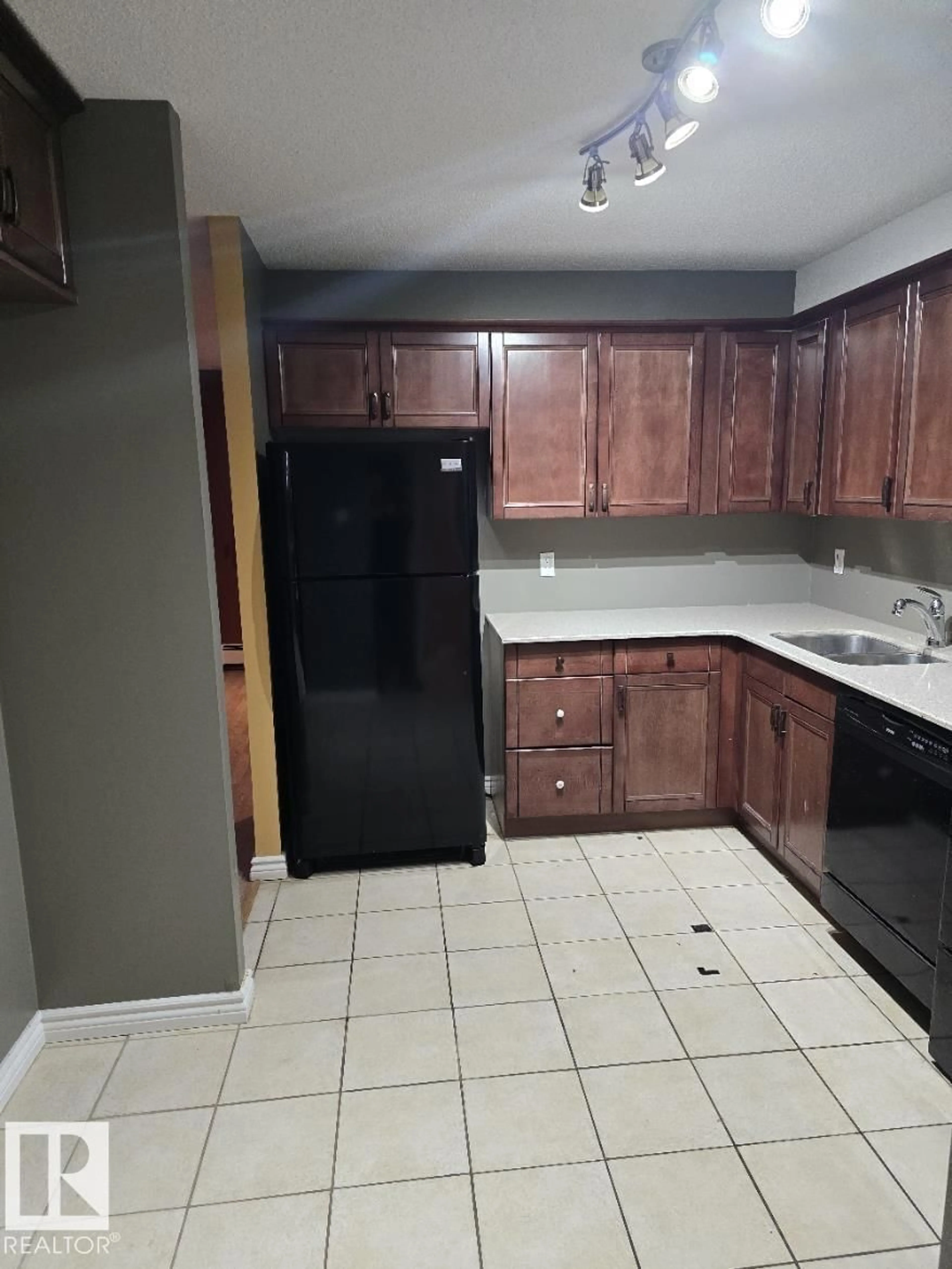 Standard kitchen, unknown for 601 - 9929 113 ST, Edmonton Alberta T5K2N9