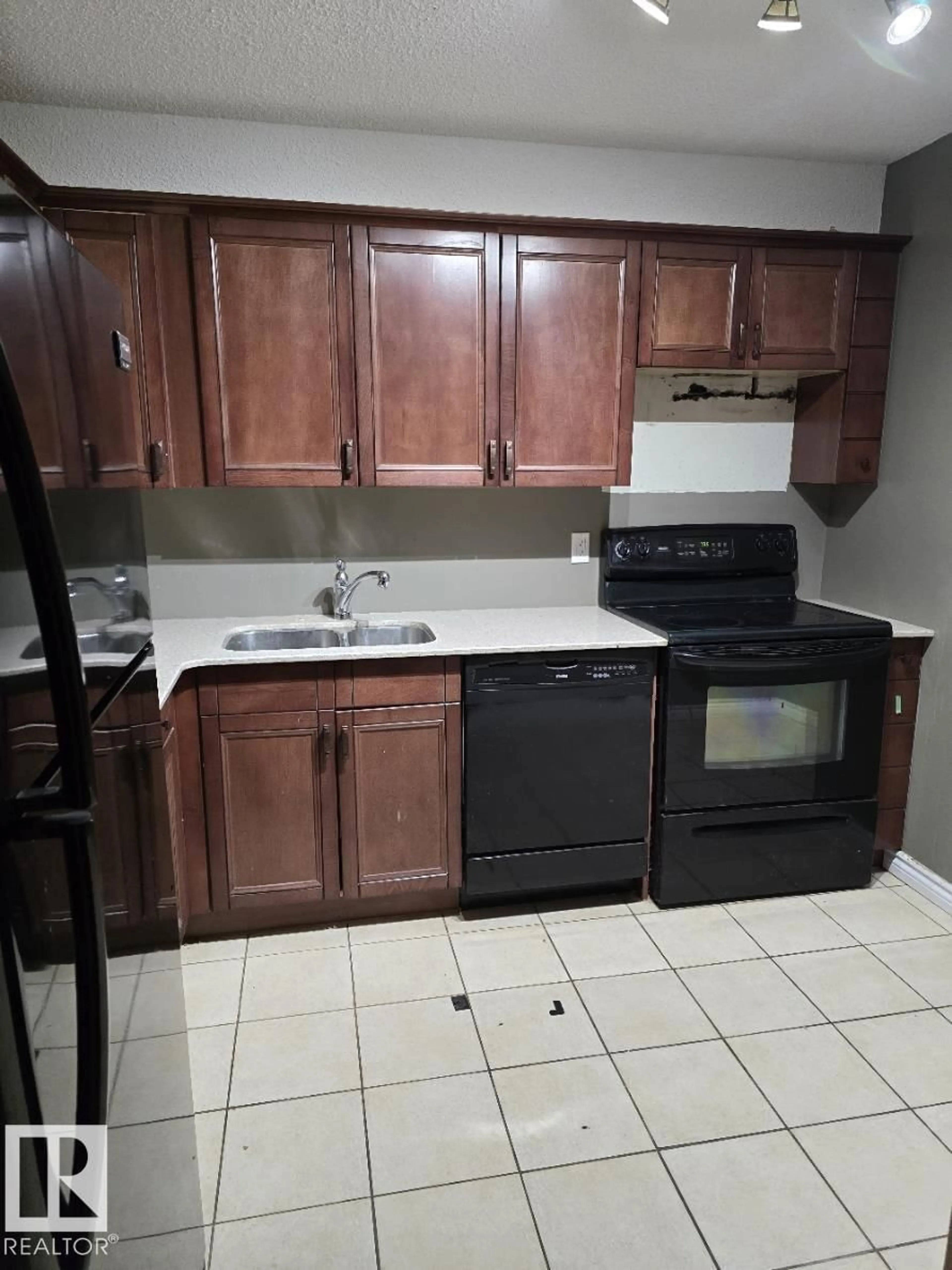 Standard kitchen, unknown for 601 - 9929 113 ST, Edmonton Alberta T5K2N9