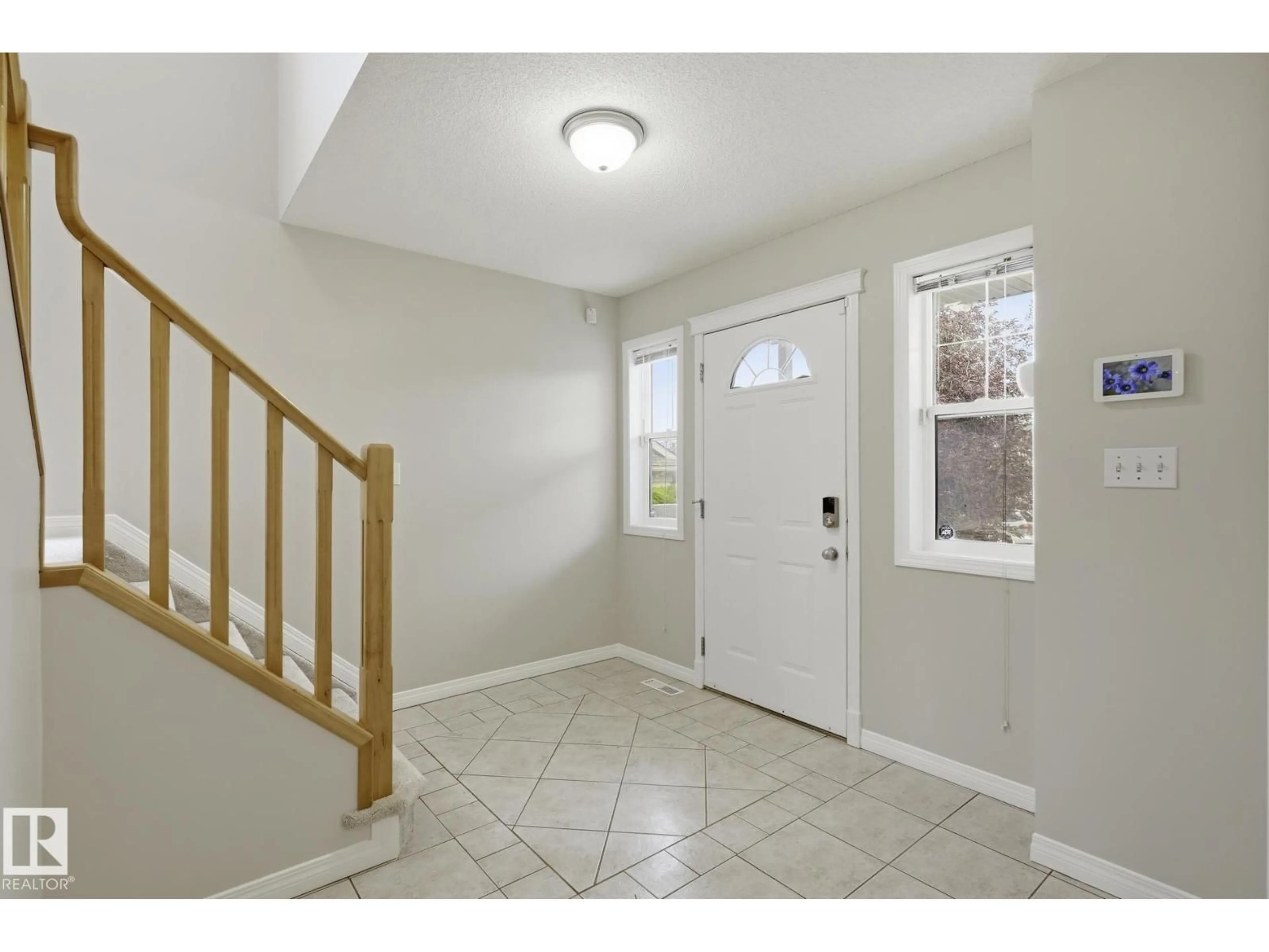 Indoor entryway for SW - 10719 8 AV, Edmonton Alberta T6W1G4
